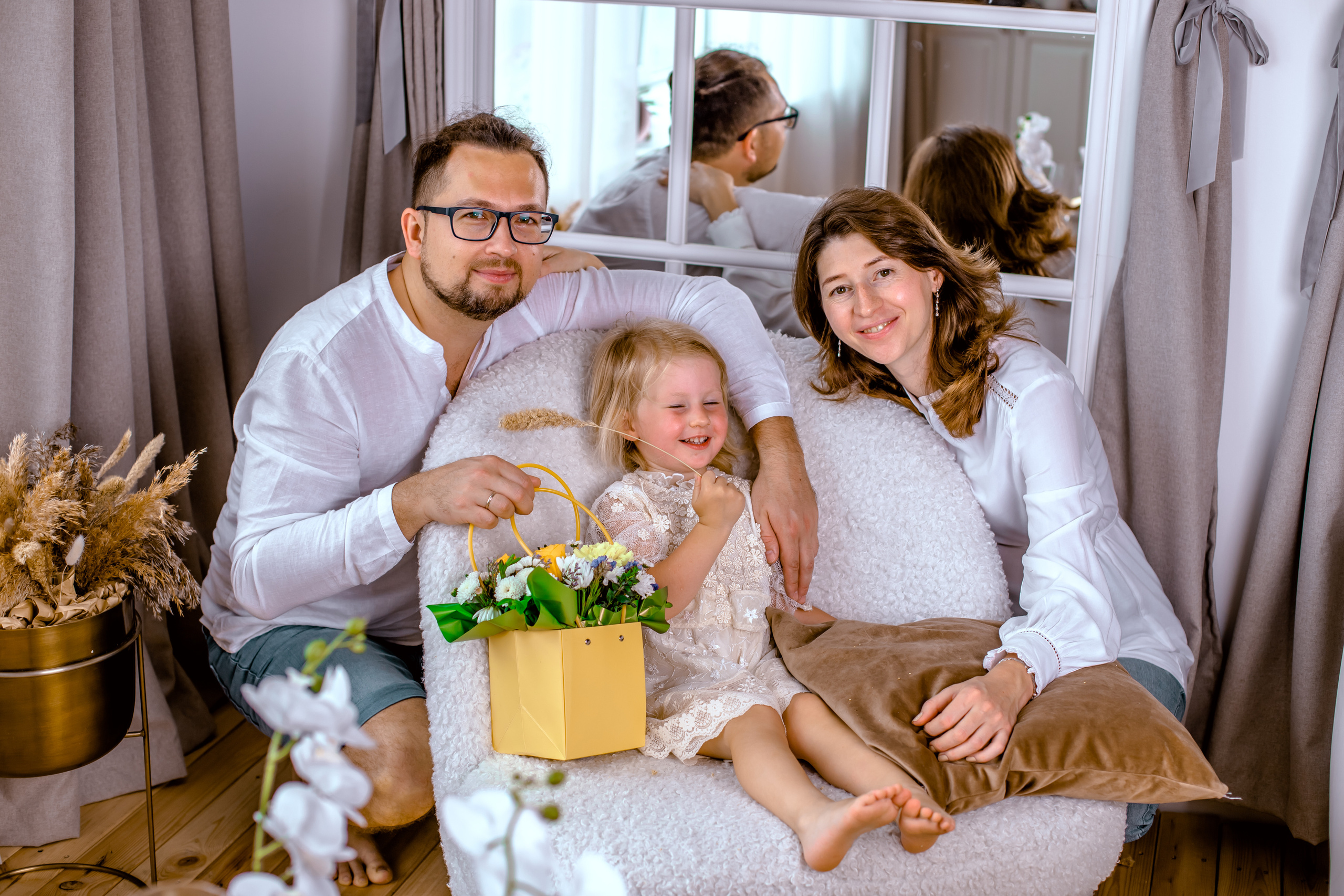 Мария с семьей в студии. Elena Sova — семейный и женский фотограф в Санкт-Петербурге