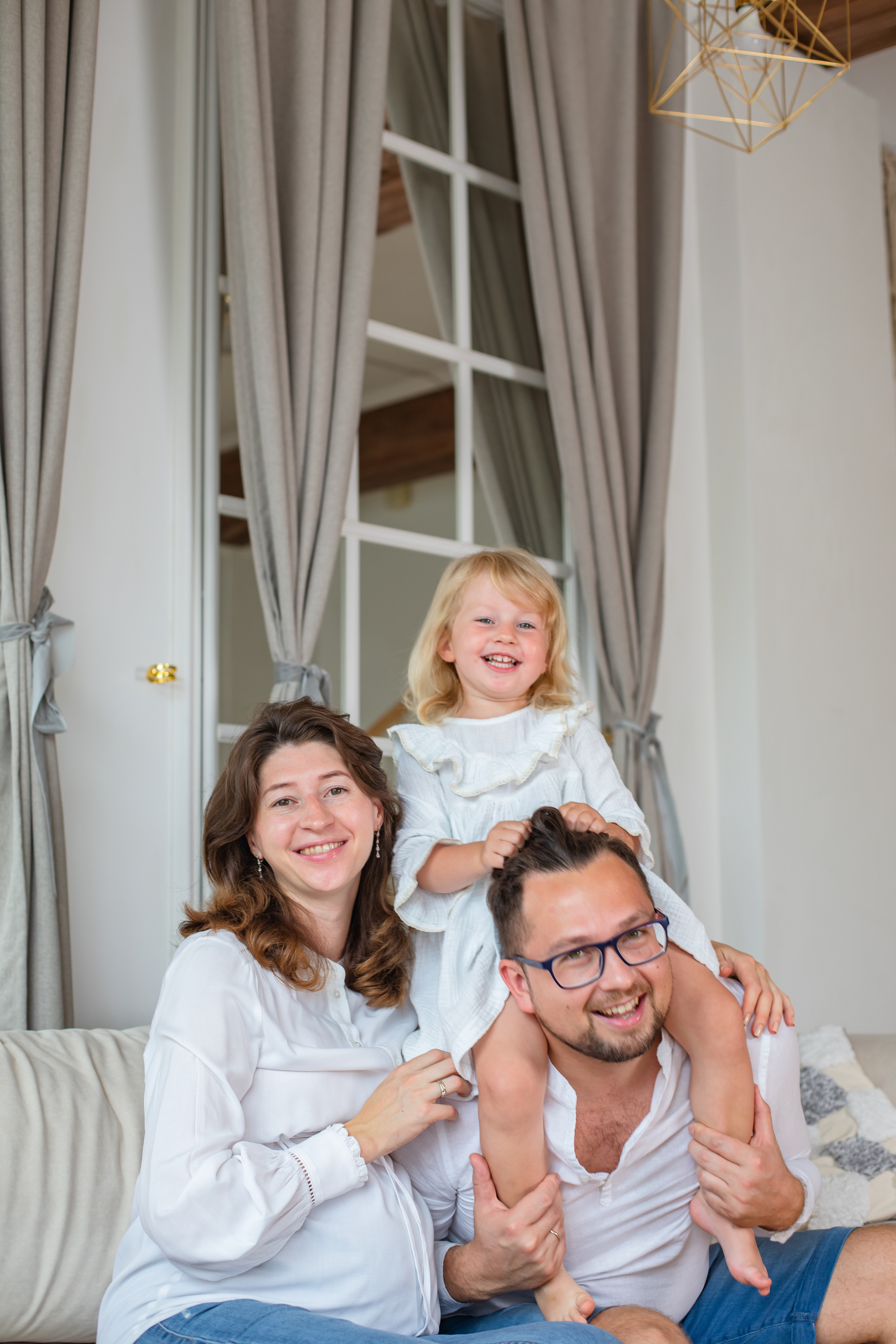 Мария с семьей в студии. Elena Sova — семейный и женский фотограф в Санкт-Петербурге