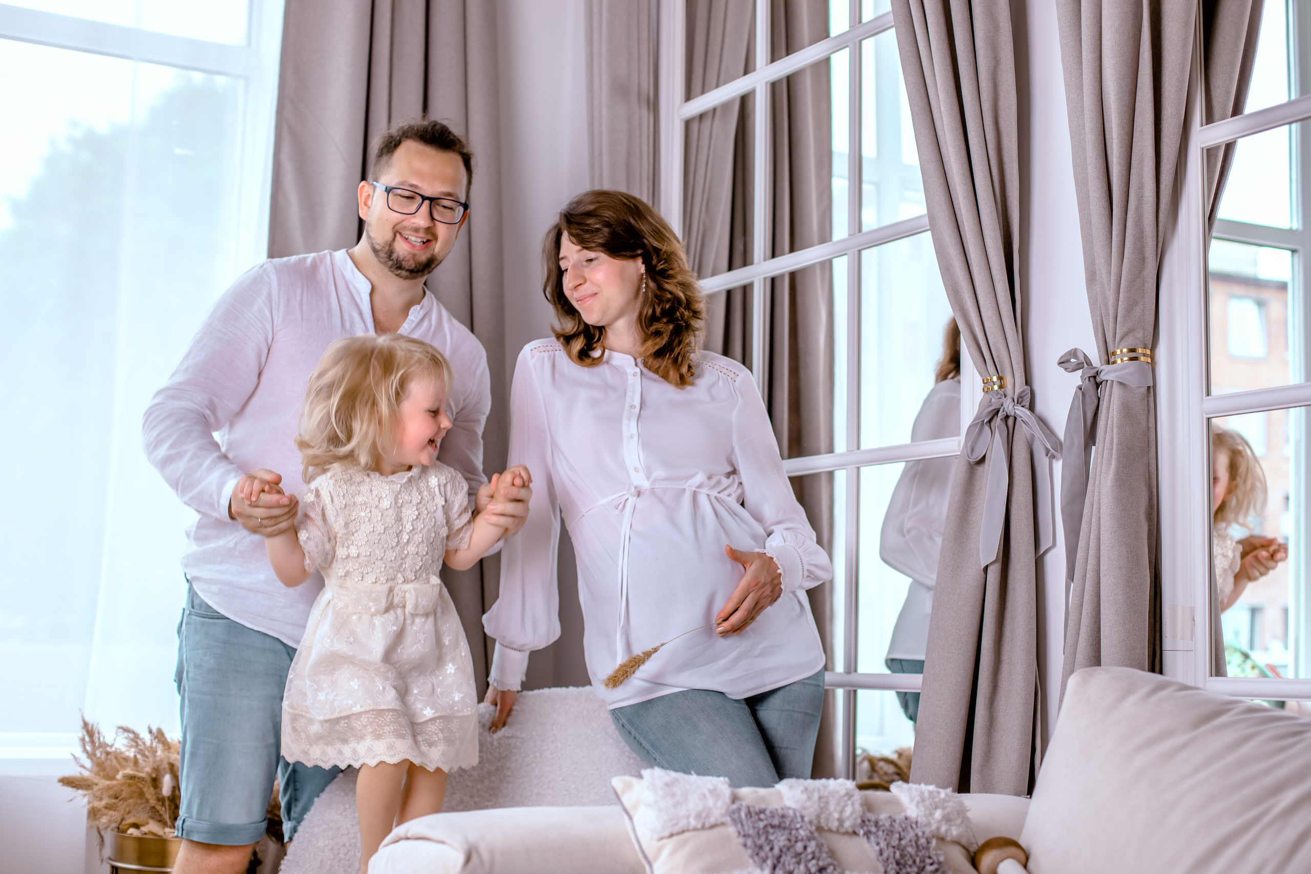 Мария с семьей в студии. Elena Sova — семейный и женский фотограф в Санкт-Петербурге