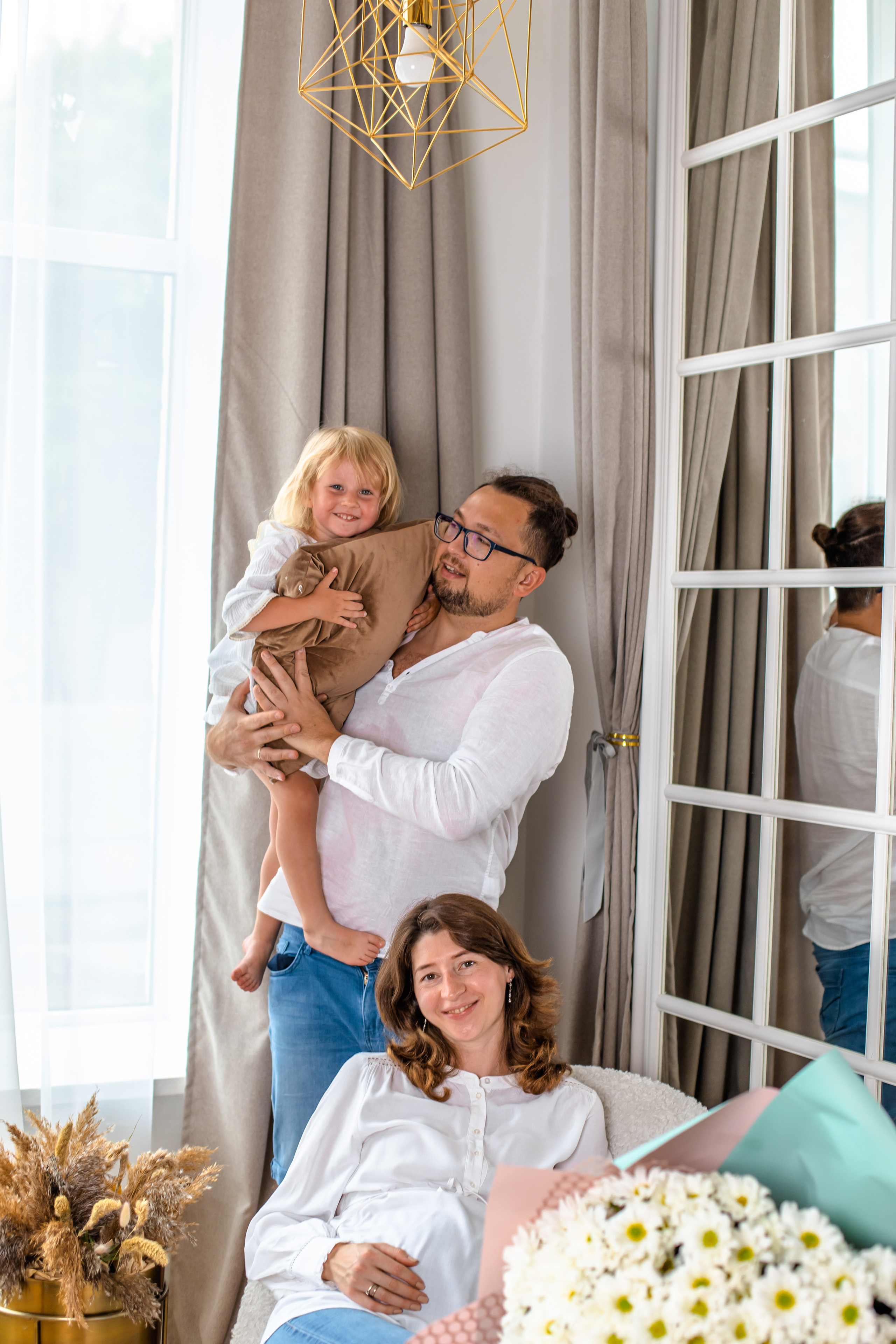 Мария с семьей в студии. Elena Sova — семейный и женский фотограф в Санкт-Петербурге