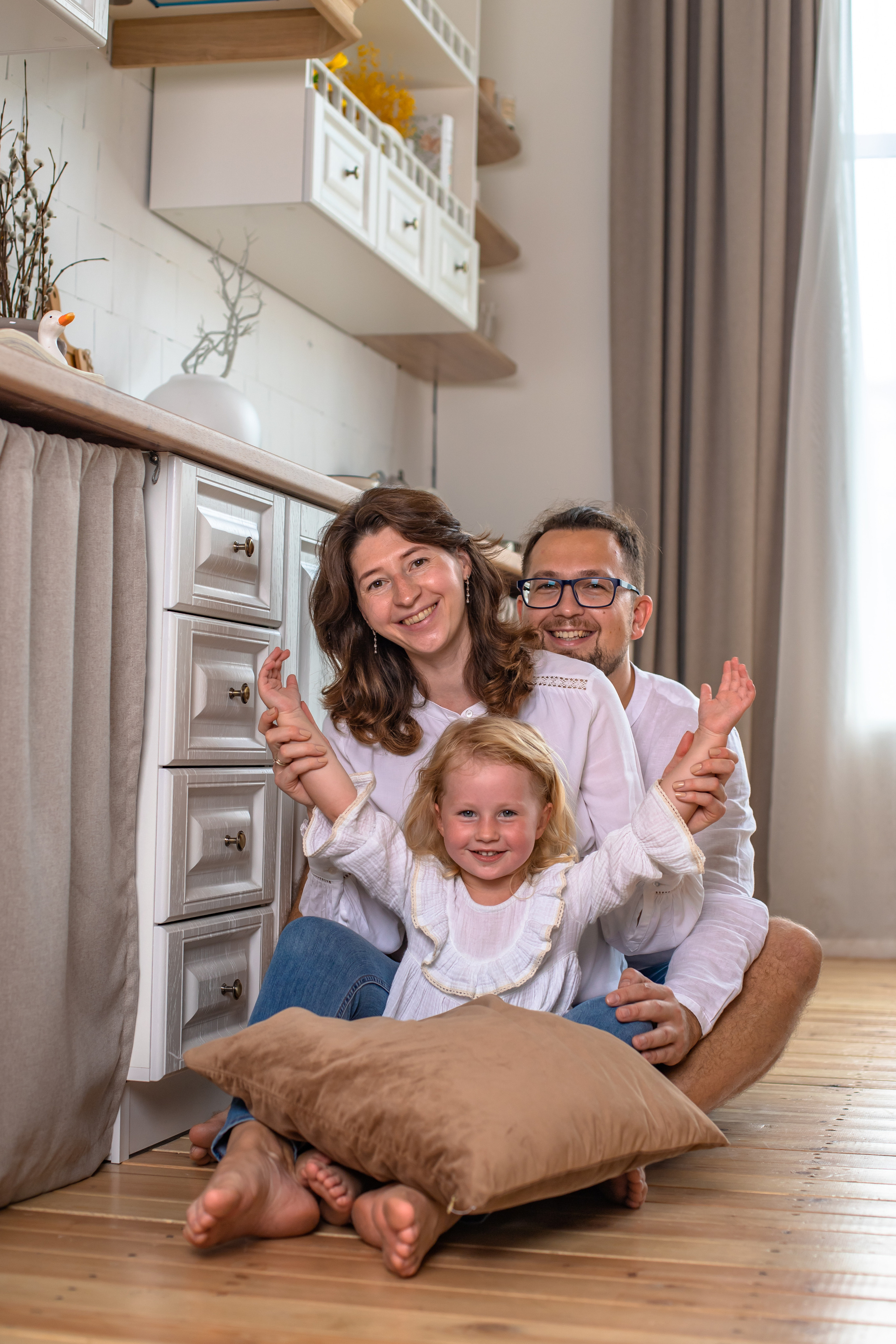 Мария с семьей в студии. Elena Sova — семейный и женский фотограф в Санкт-Петербурге