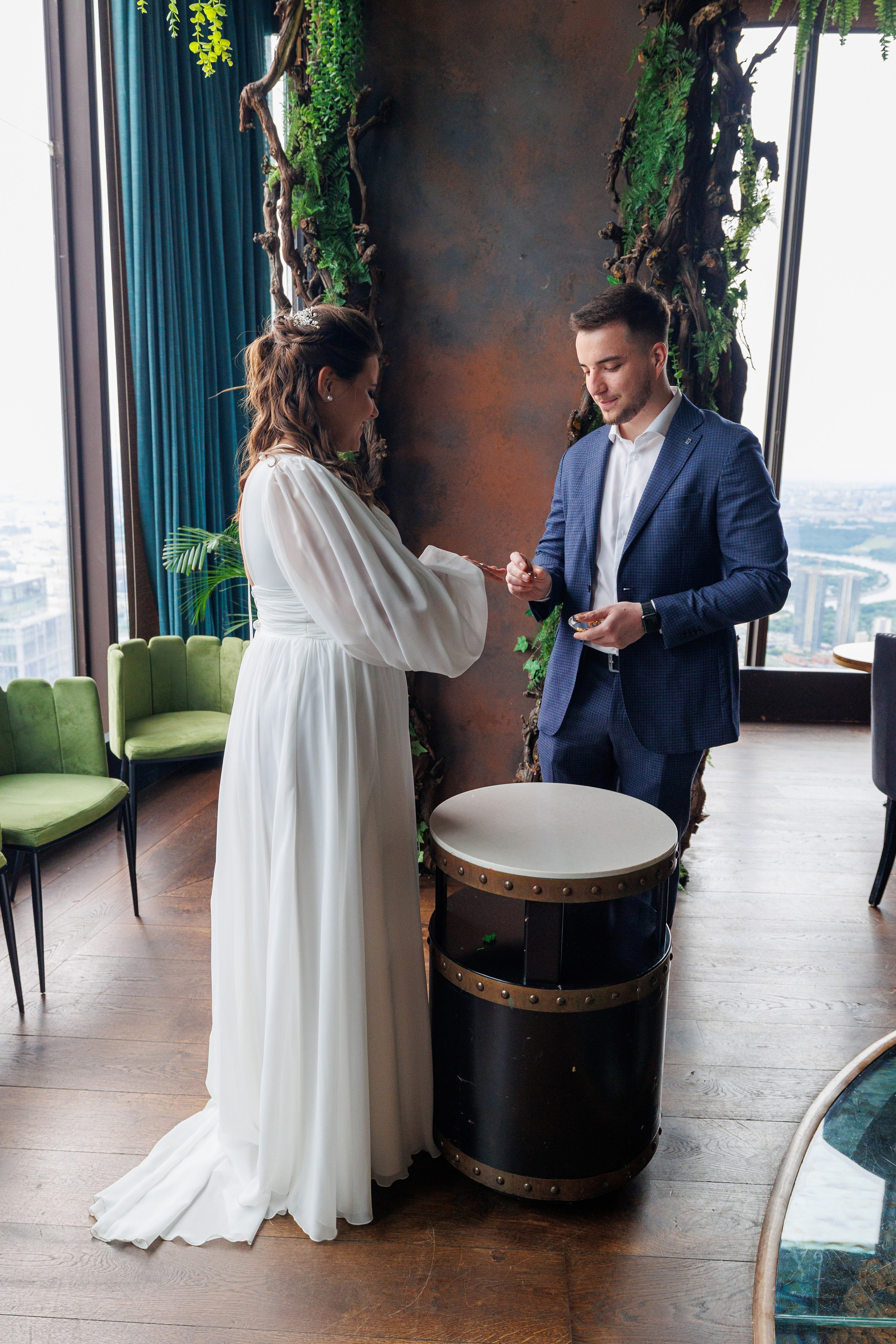 Фотограф на регистрацию в ЗАГС Москва Сити Birds Башня ОКО. Примеры фото, отзывы молодоженов и заявка на регистрацию через официальный сайт.