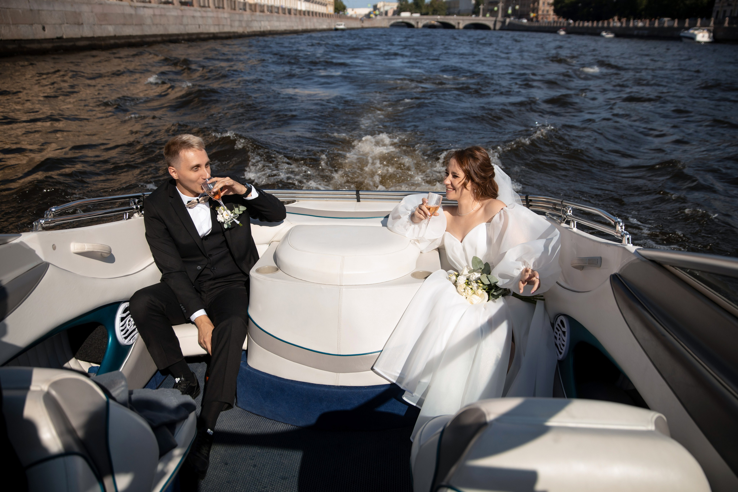 Валерия и Илья / Прогулка на катере. Свадебный и семейный фотограф в Москве Диана Левченко