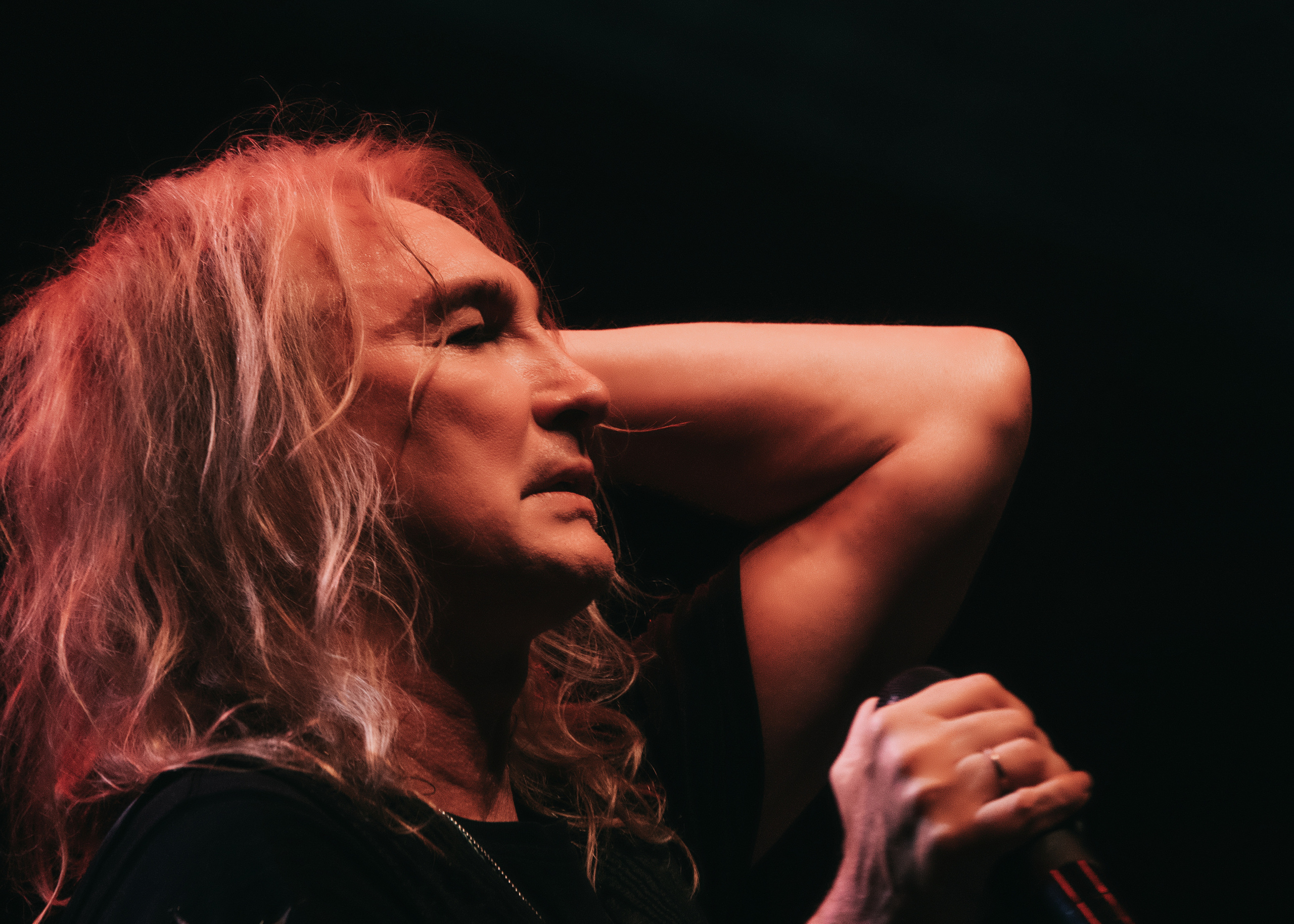 Александр Иванов крупным планом концерт живое выступление