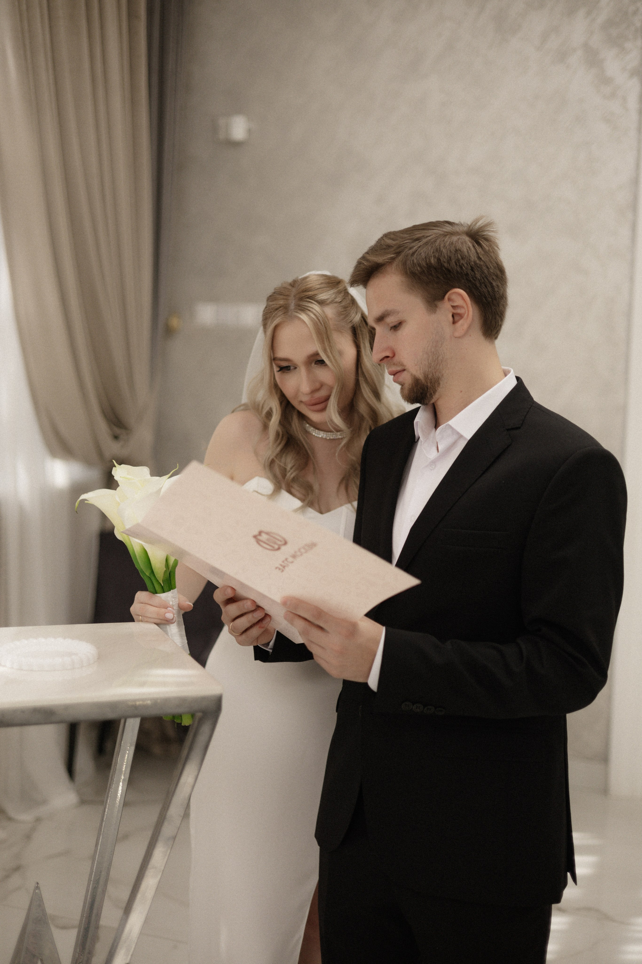 Арина и Дима. Сборы, роспись и прогулка. Свадебный и портретный фотограф в Москве Анастасия Масюк