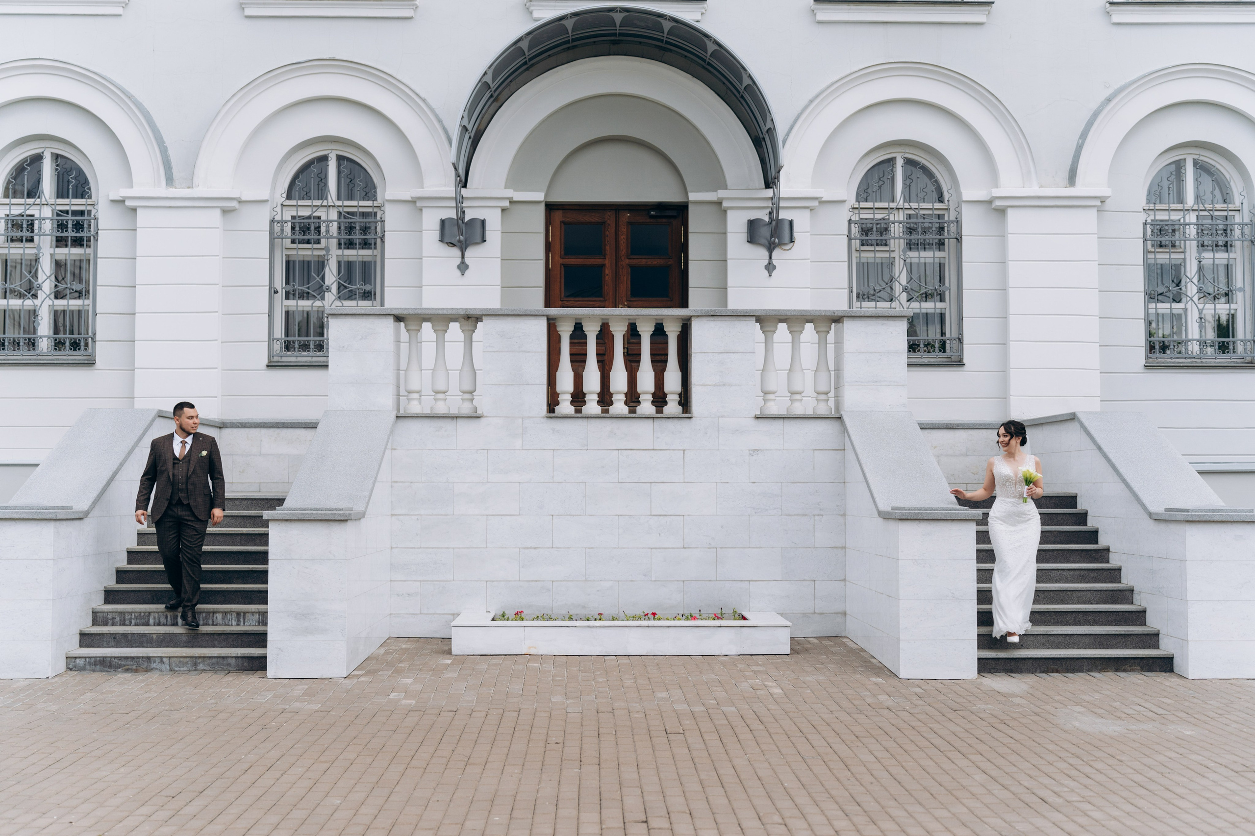 фотограф на свадьбу, свадебная фотосессия в парке, свадебное платье, прическа невесты 