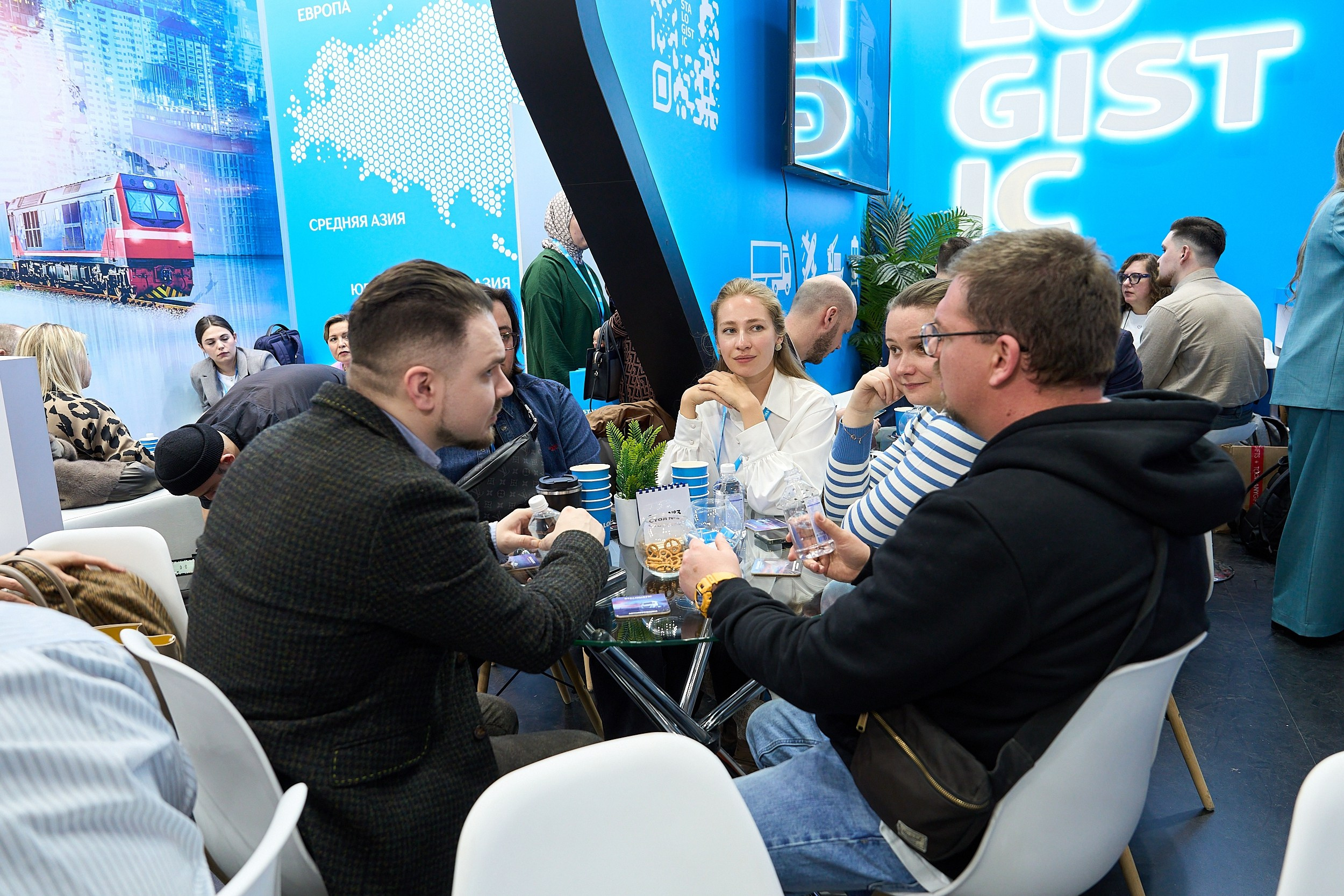 фотография довольных клиентов на выставке в крокусе