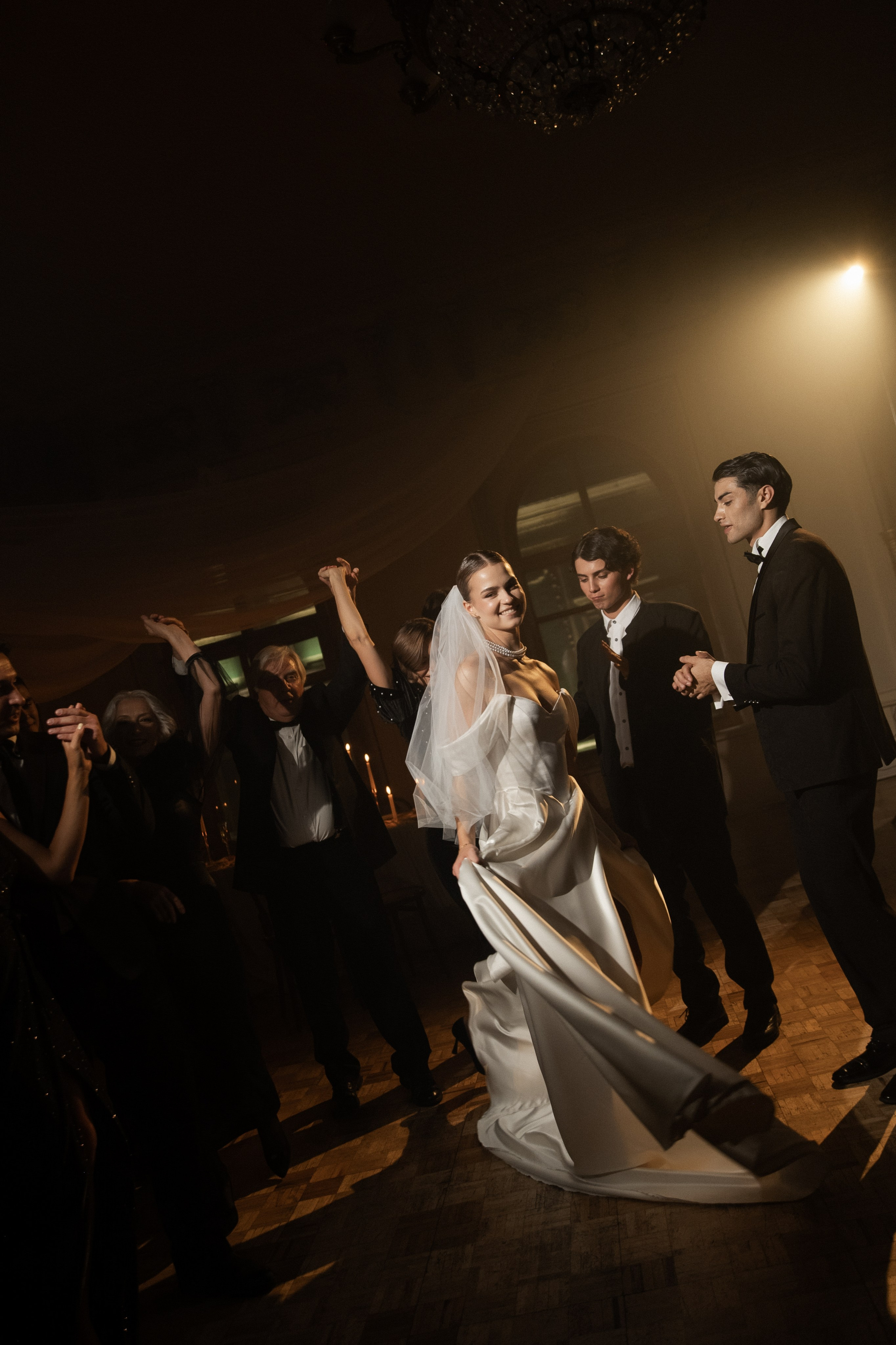 Камерный свадебный ужин при свечах в старинном особняке в фотостудии 21. Kult. Ярослава Ерина — свадебный фотограф в Москве