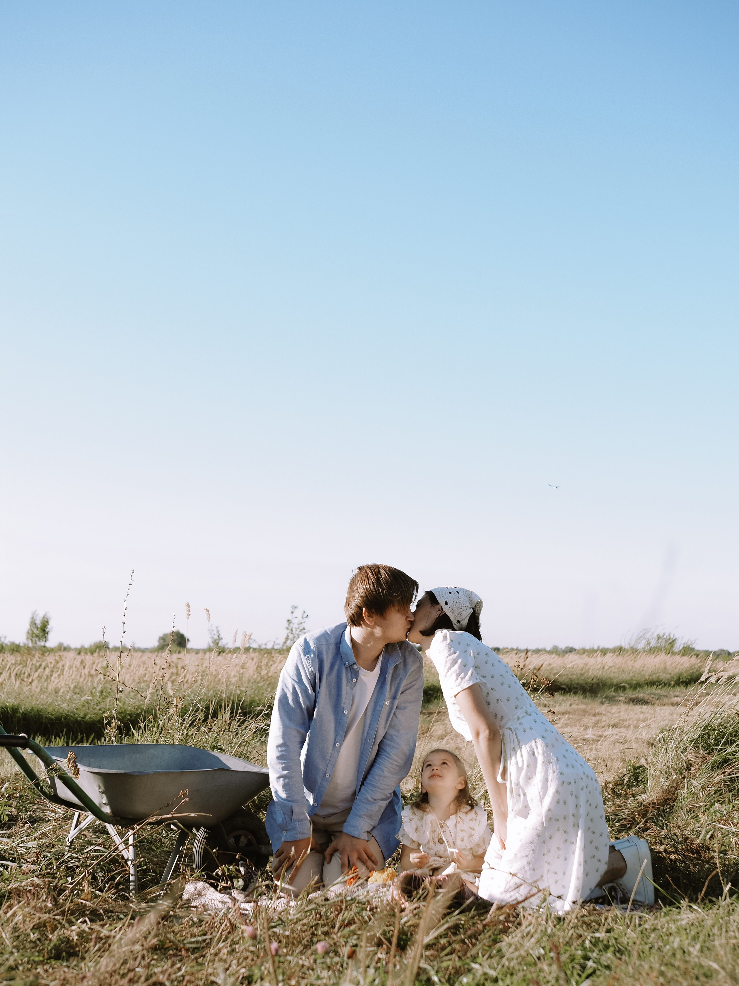Гоняться по полю на тачке с мамой и папой. Обижаться. Смеяться. Фотограф Рязань. Семейный Свадебный фотограф
