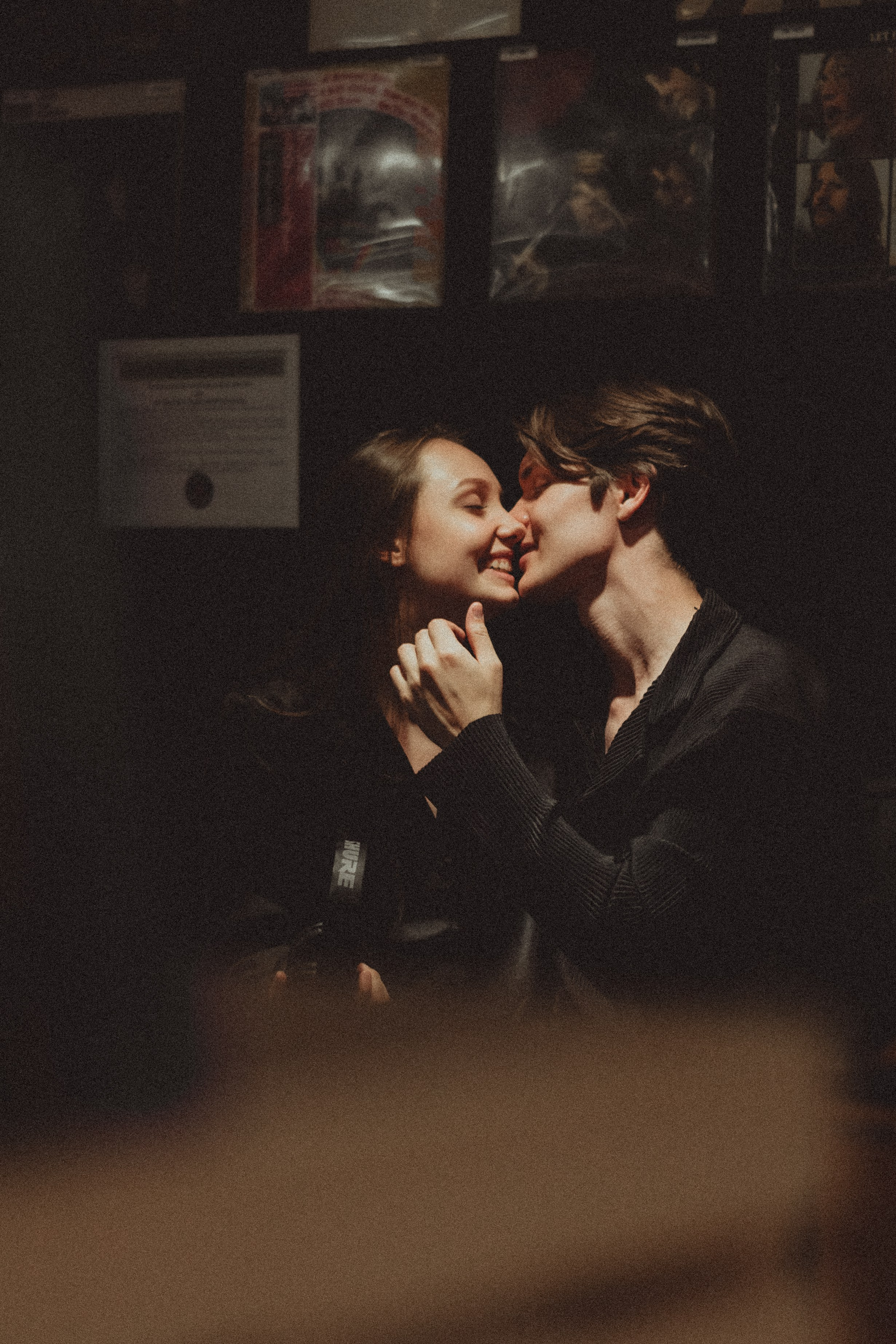 Парная ретро фотосессия в магазине с виниловыми пластинками