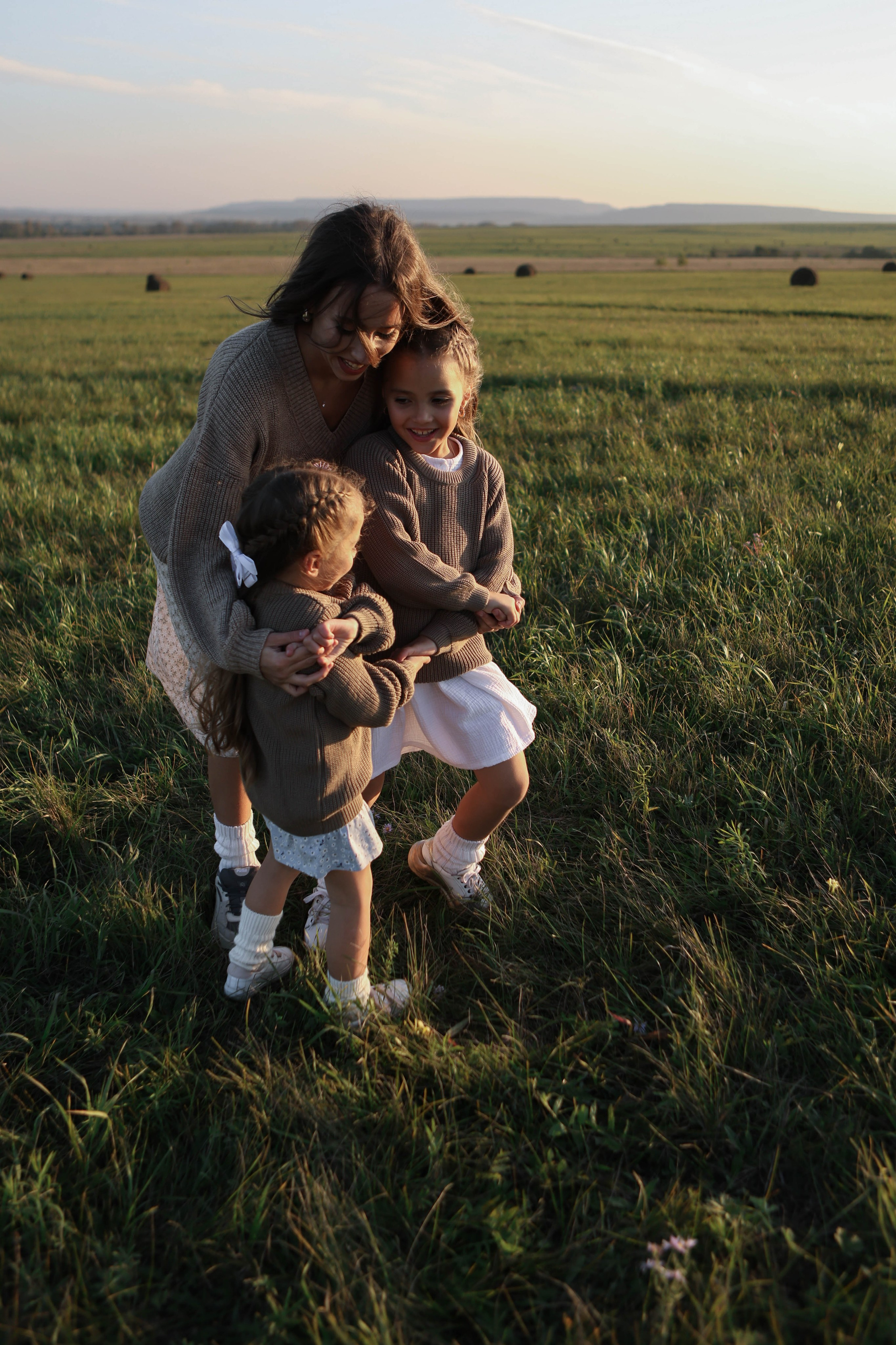 Три сестры в поле. Фотограф Белово Полина