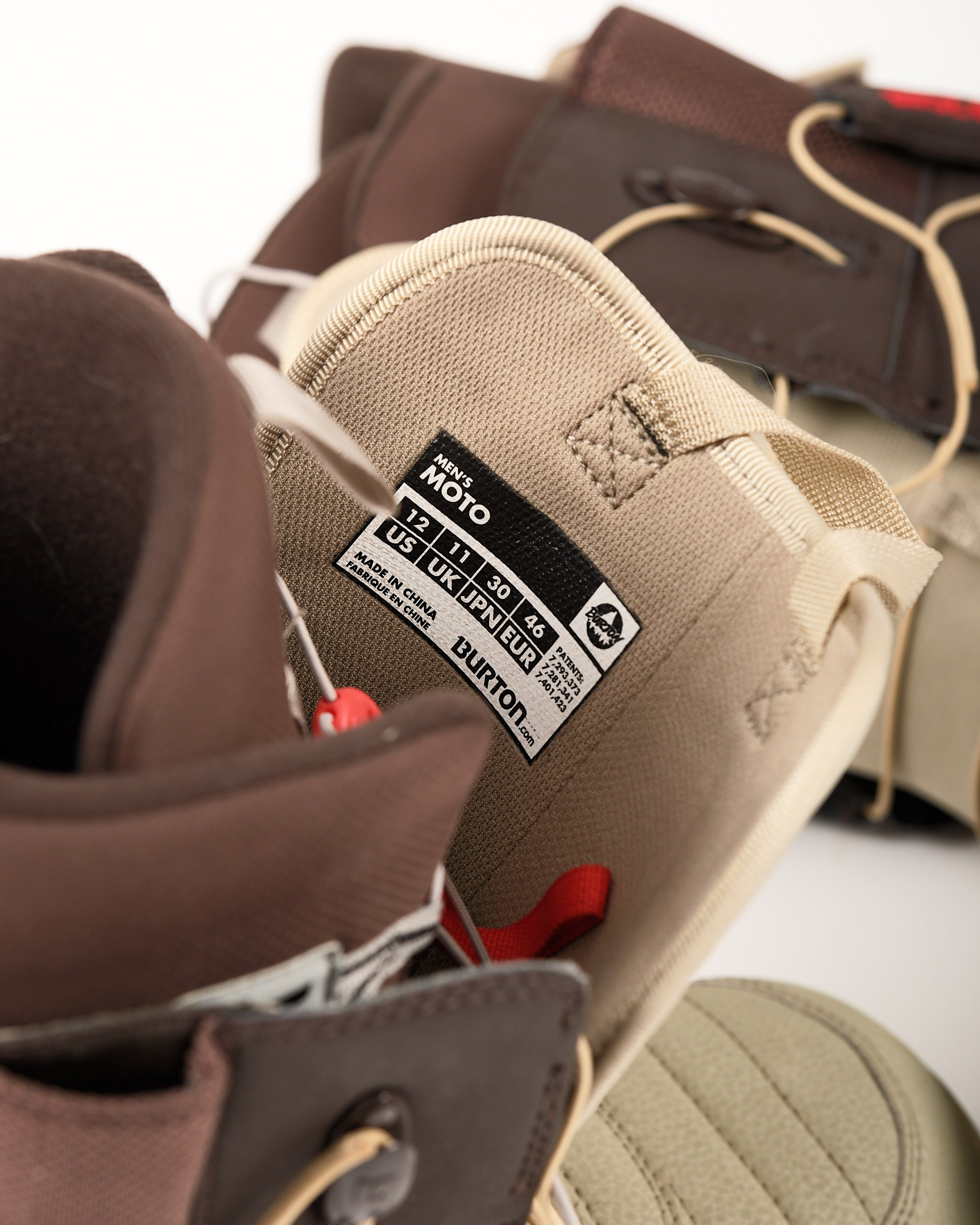 Деталь ботинок Burton Moto Imprint 1 — ярлык с размером и маркировкой, предметная съёмка Дмитрия Лукьянова