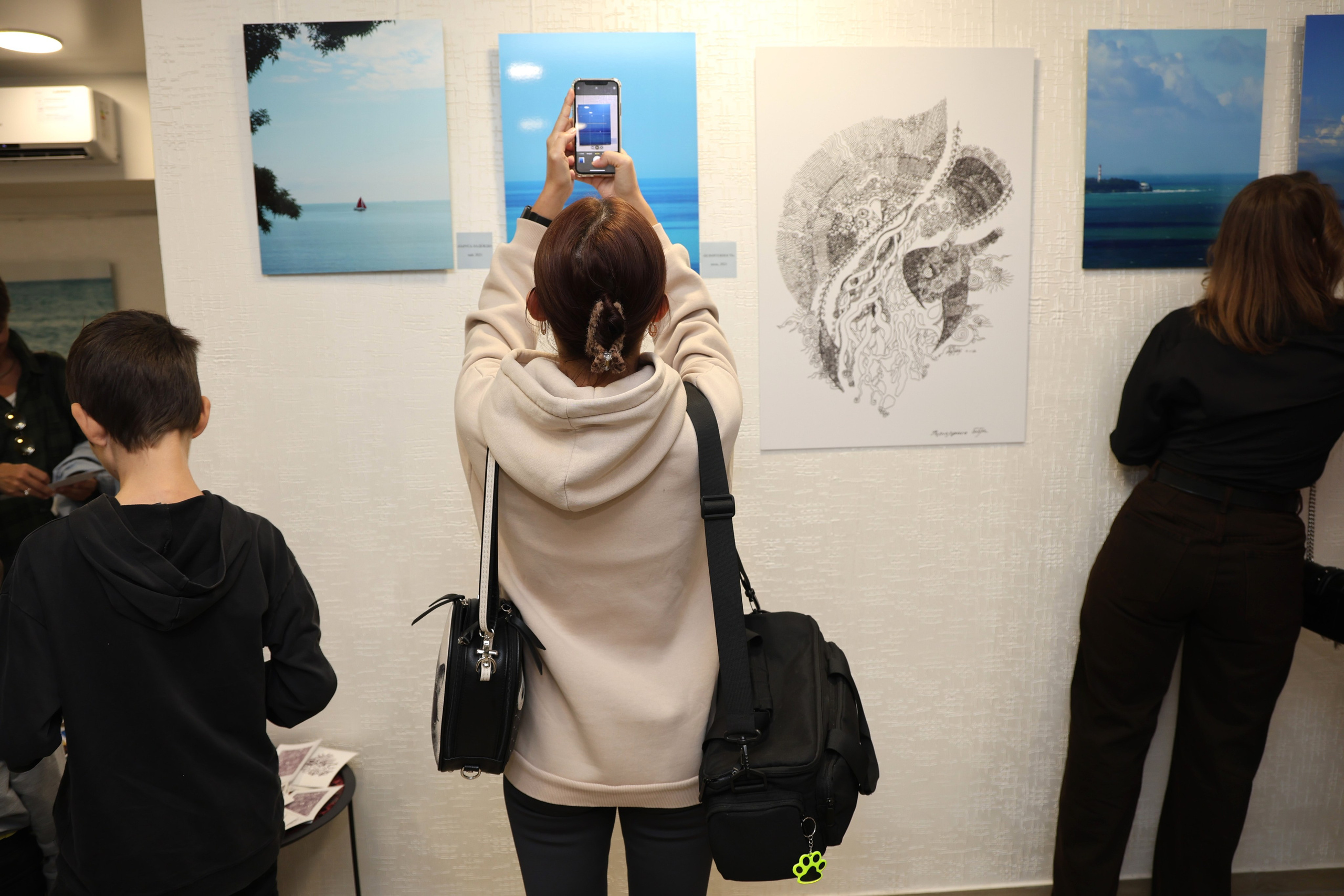 Открытие выставки в АРТ-пространстве Ники Сухаревой «Чёрное море». Фотограф в Геленджике Нина Небесная