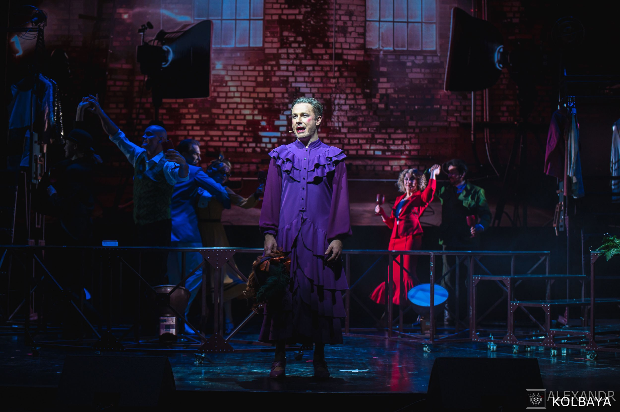 Фотографии со спектакля «Привет, я тетя Чарли». Концертный и театральный репортажный фотограф в Москве Александр Колбая