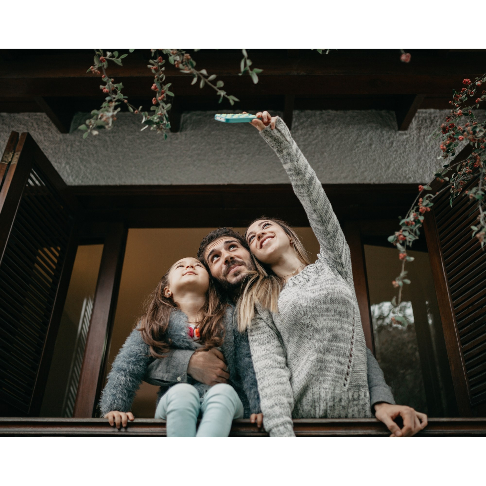 Страница с групповой фотографией всей семьи