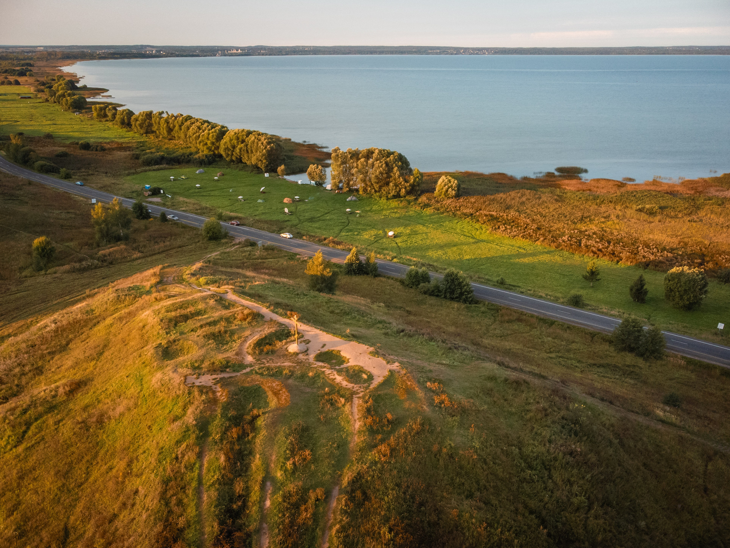 Переславль - Залесский, Загородный клуб "ОЗЕРО", Плещеево озеро, вода, трава, крестова гора, утро, лето, рассвет, дорога