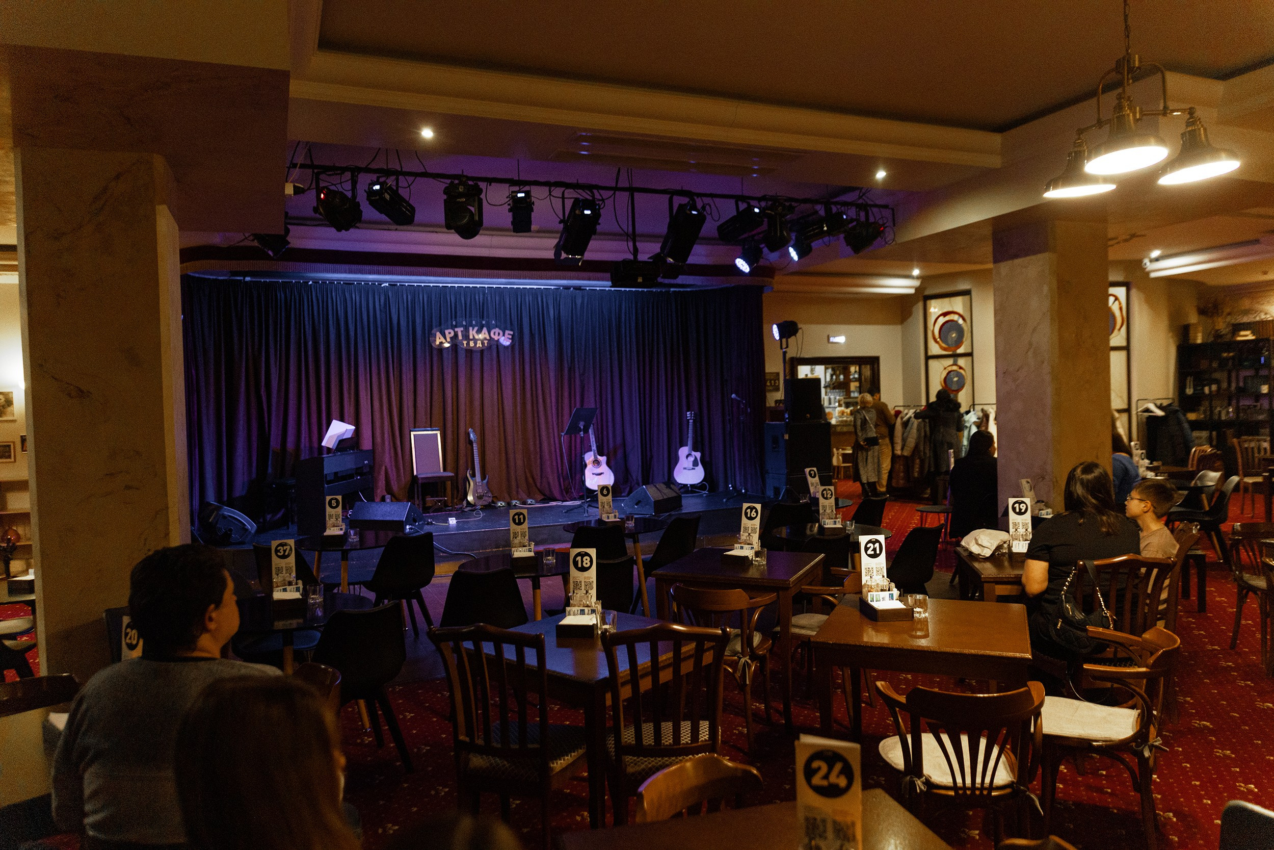 Выступление YOLO band в арт кафе. Фотограф Тюмень