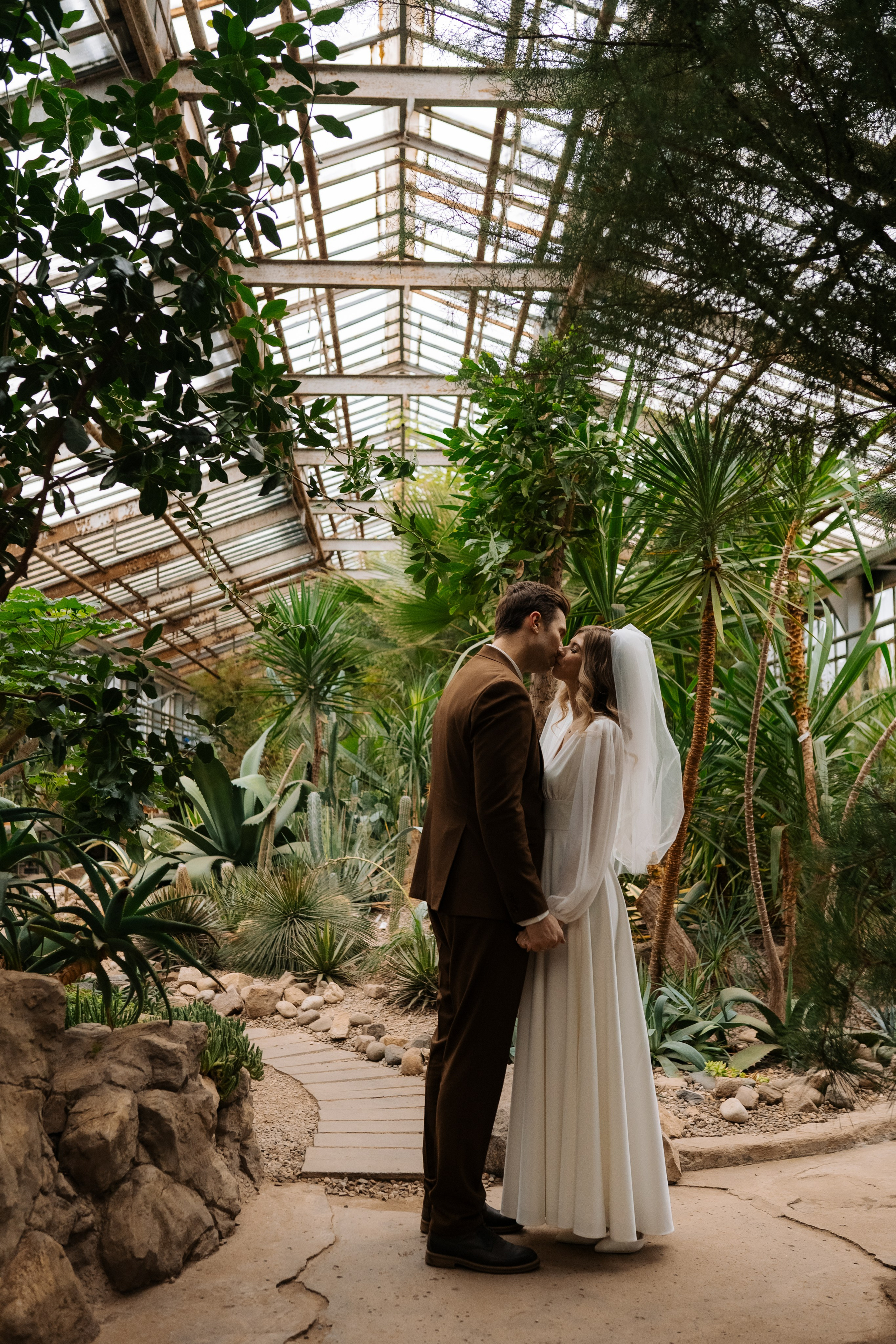 Свадебная фотосессия в оранжерее, Москва. Свадебный фотограф в Москве Анна Полушина