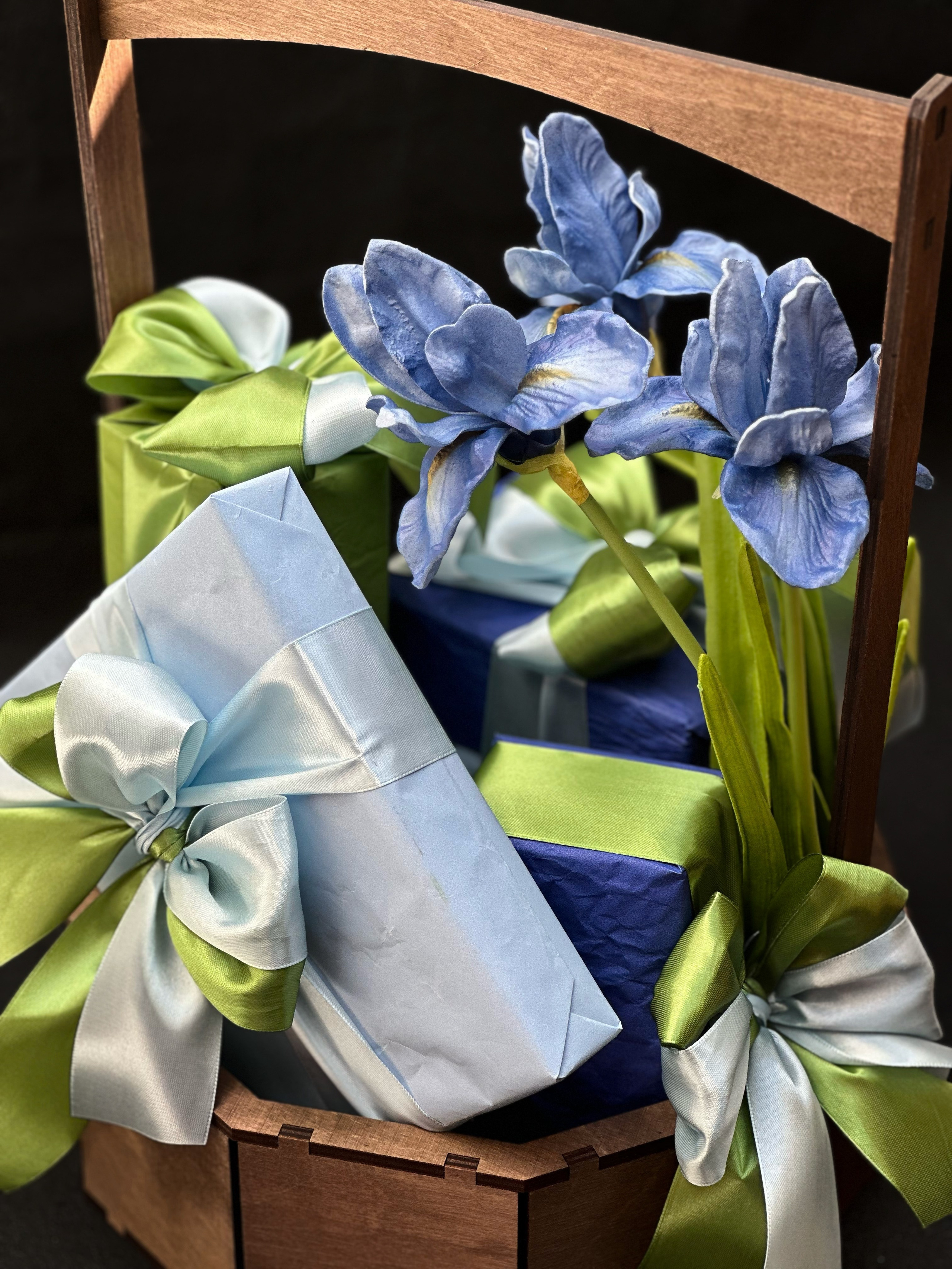 Подарок в деревянной подставке «Ирисы». Студия подарочных наборов «Владия»