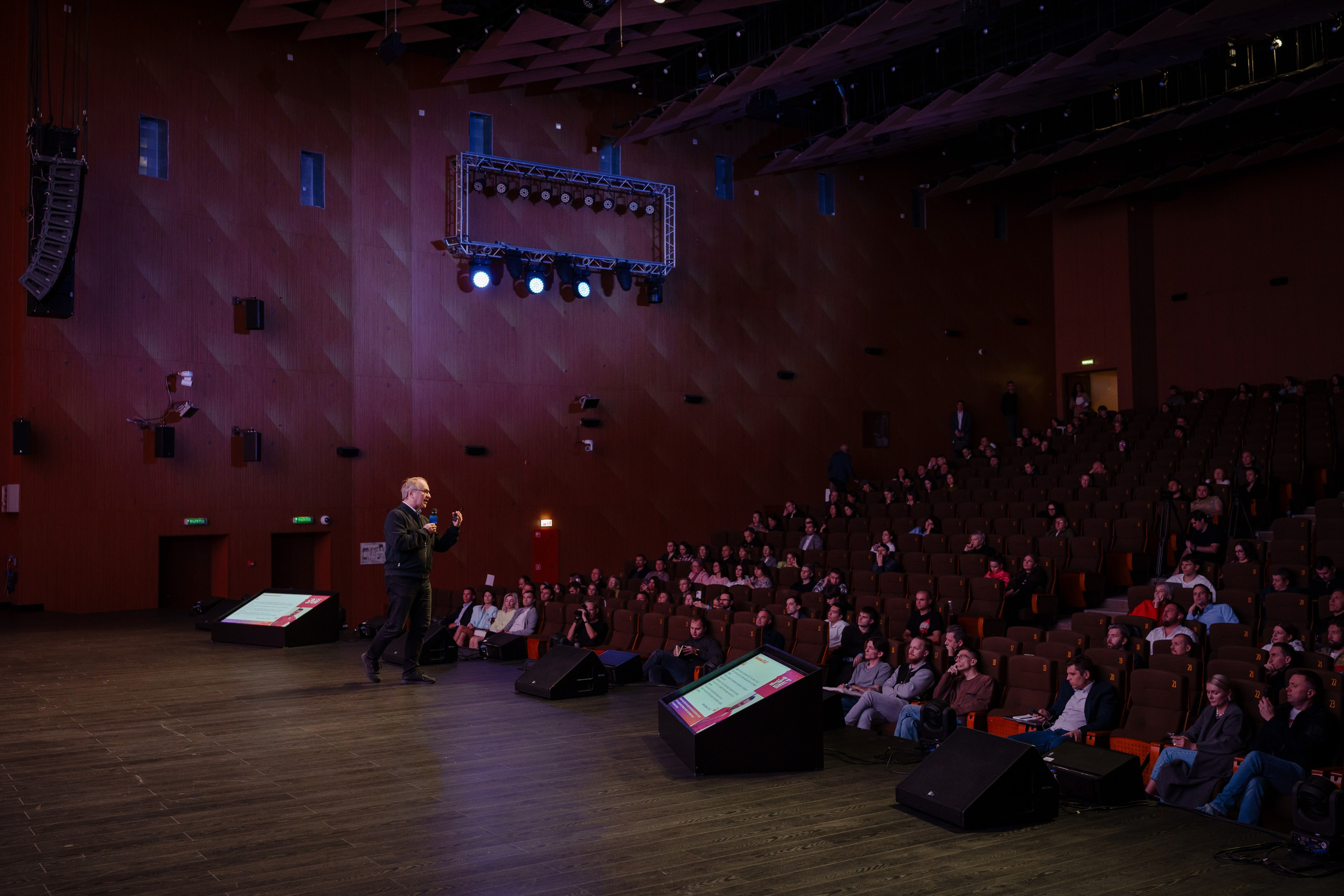 Репортажный фотограф на конференцию в Москве. Репортажный фотограф в Москве Саша Дружинина