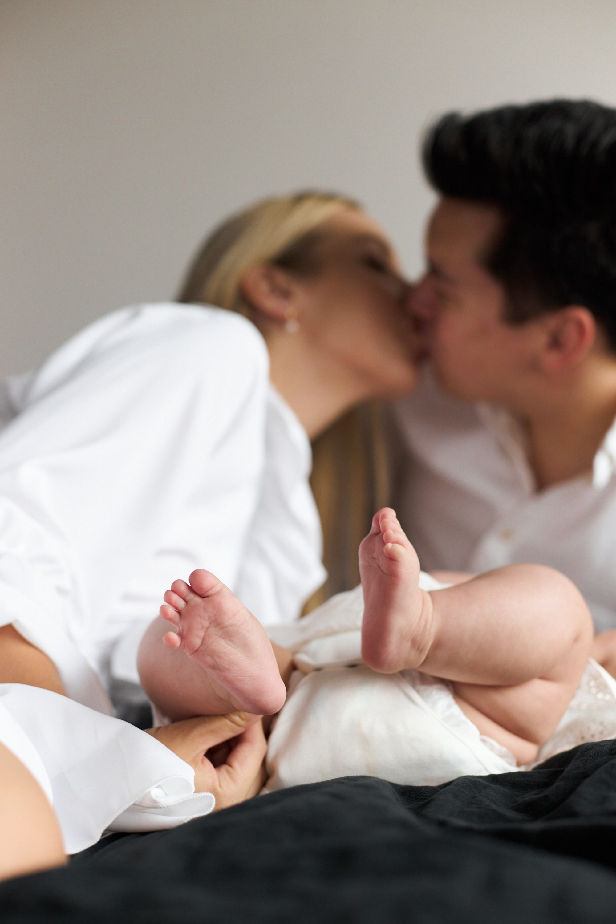 Семейная фотосессия Екатеринбург фотограф семейный фотосет в студии дома Екб заказать цена съемка детей родителей фотосъемка семьи Екб. Фотограф Екатеринбург Анастасия Жерновская | Маркетплейсы и нейрофото