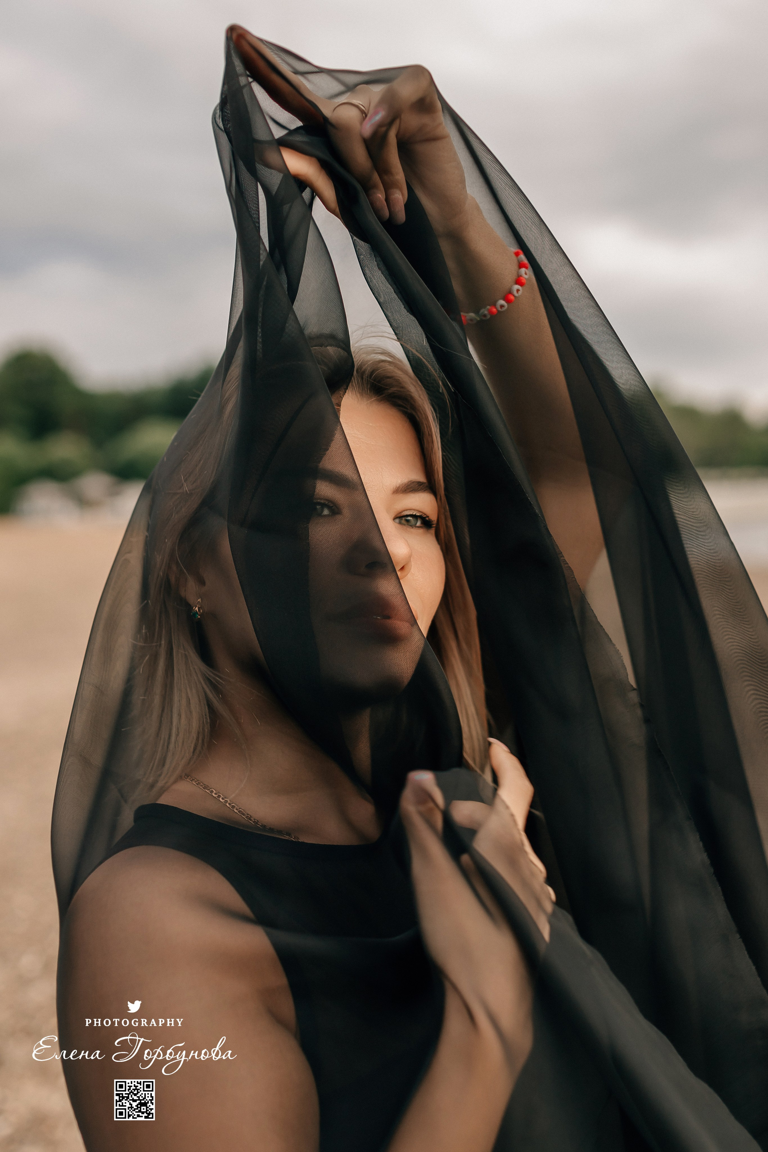 Черная серия с тканью. Набережная. Александра и Таисия. Июль 2025 г. Фотограф Пермь. Свадьбы. Семья и дети, школа, д. сад. Фотокниги