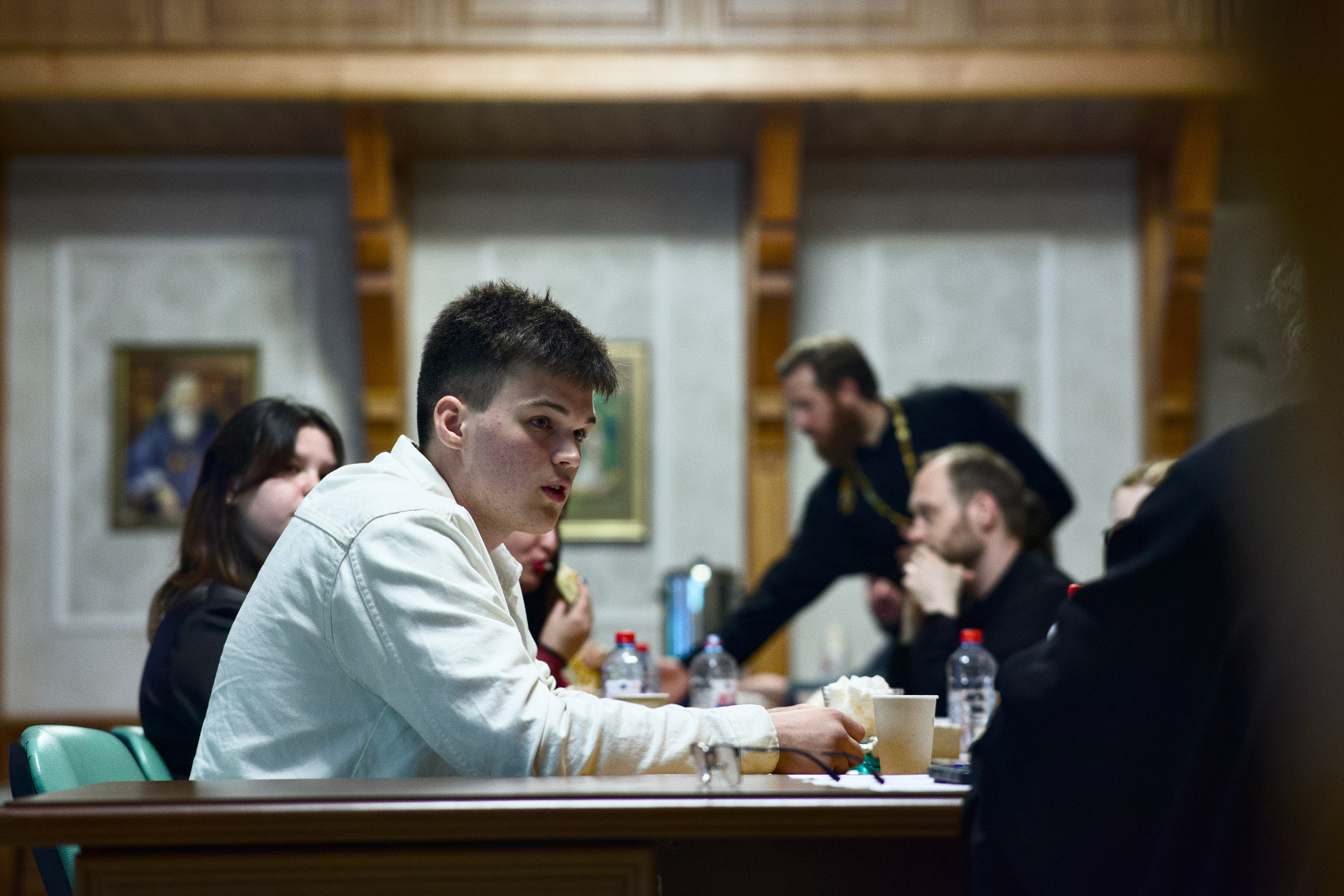 Встреча митрополита Евгения с православной молодежью Екатеринбурга в храме Вознесения. Илья Антропов: фотограф и документалист. Портрет, документалистика, бизнес, видео, AI