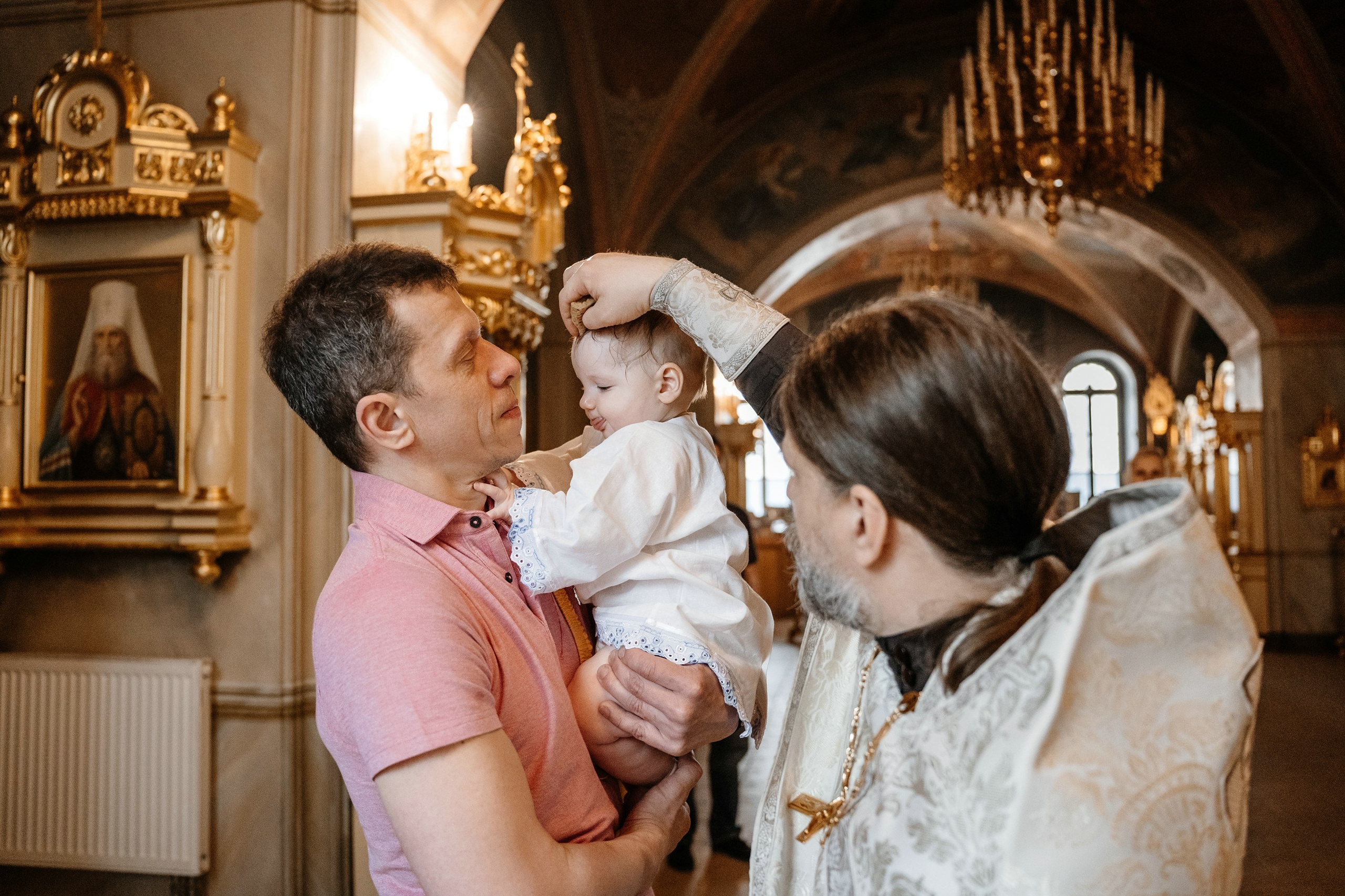 Крещение мальчика в храме.