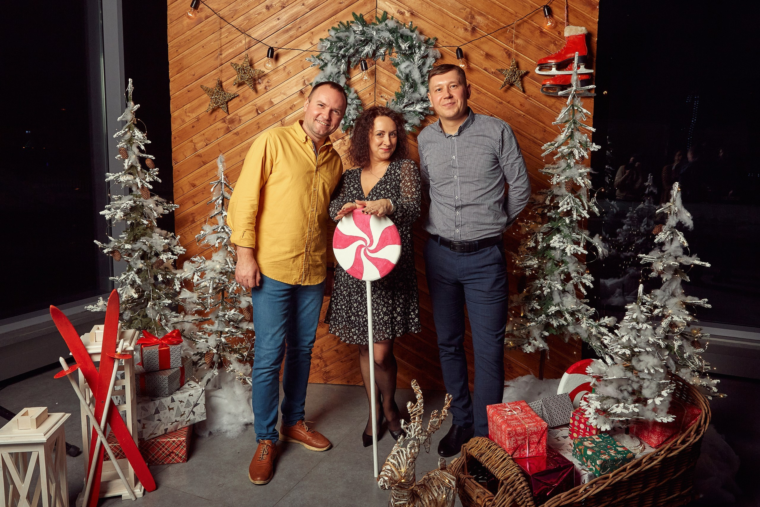 Транс-Инвест / Новогодний корпоратив на территории автосалона. Антон Артюшин, портретный фотограф. Москва