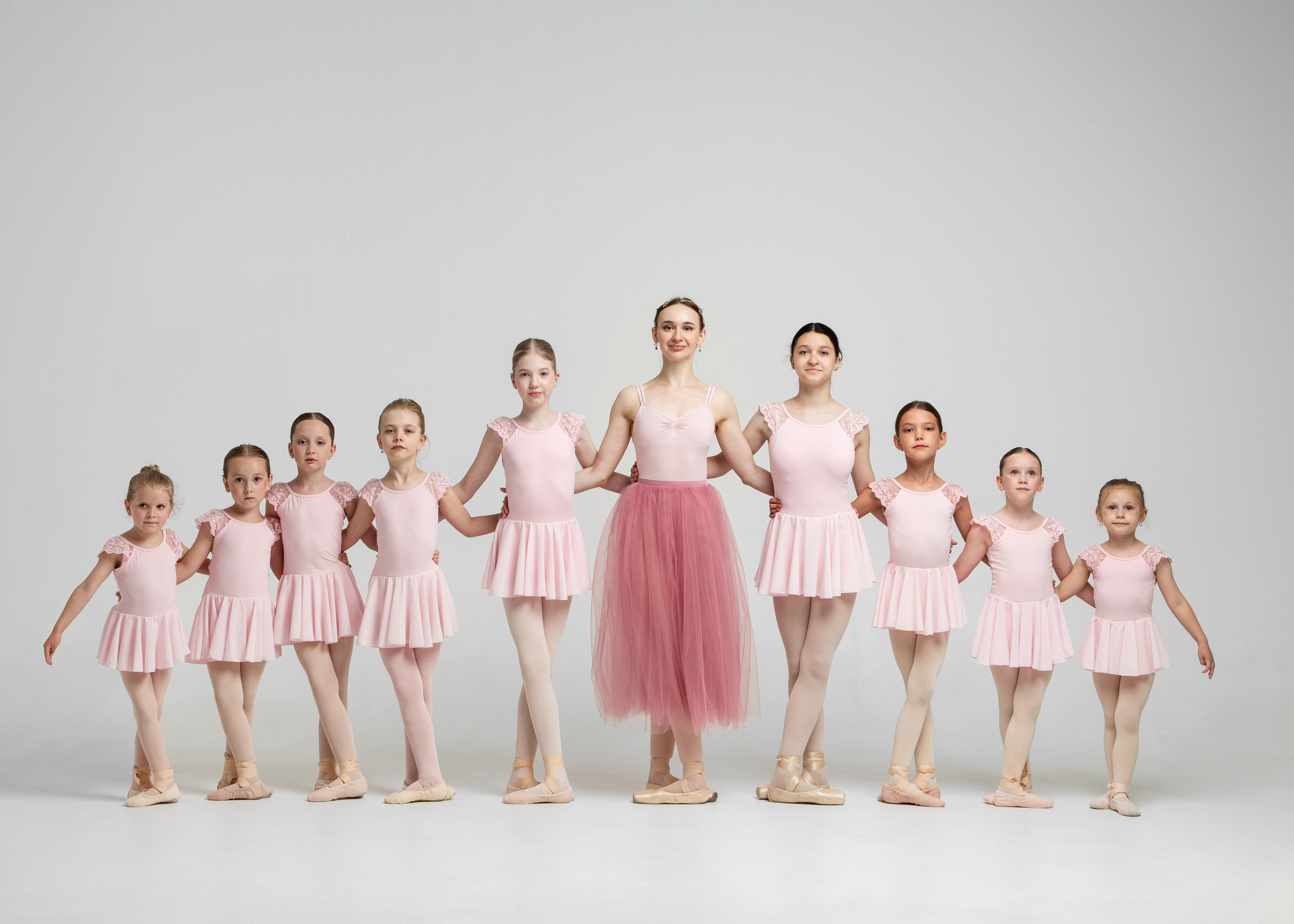 Группа юных балерин в розовых пачках, профессиональная фотосессия балета для детей