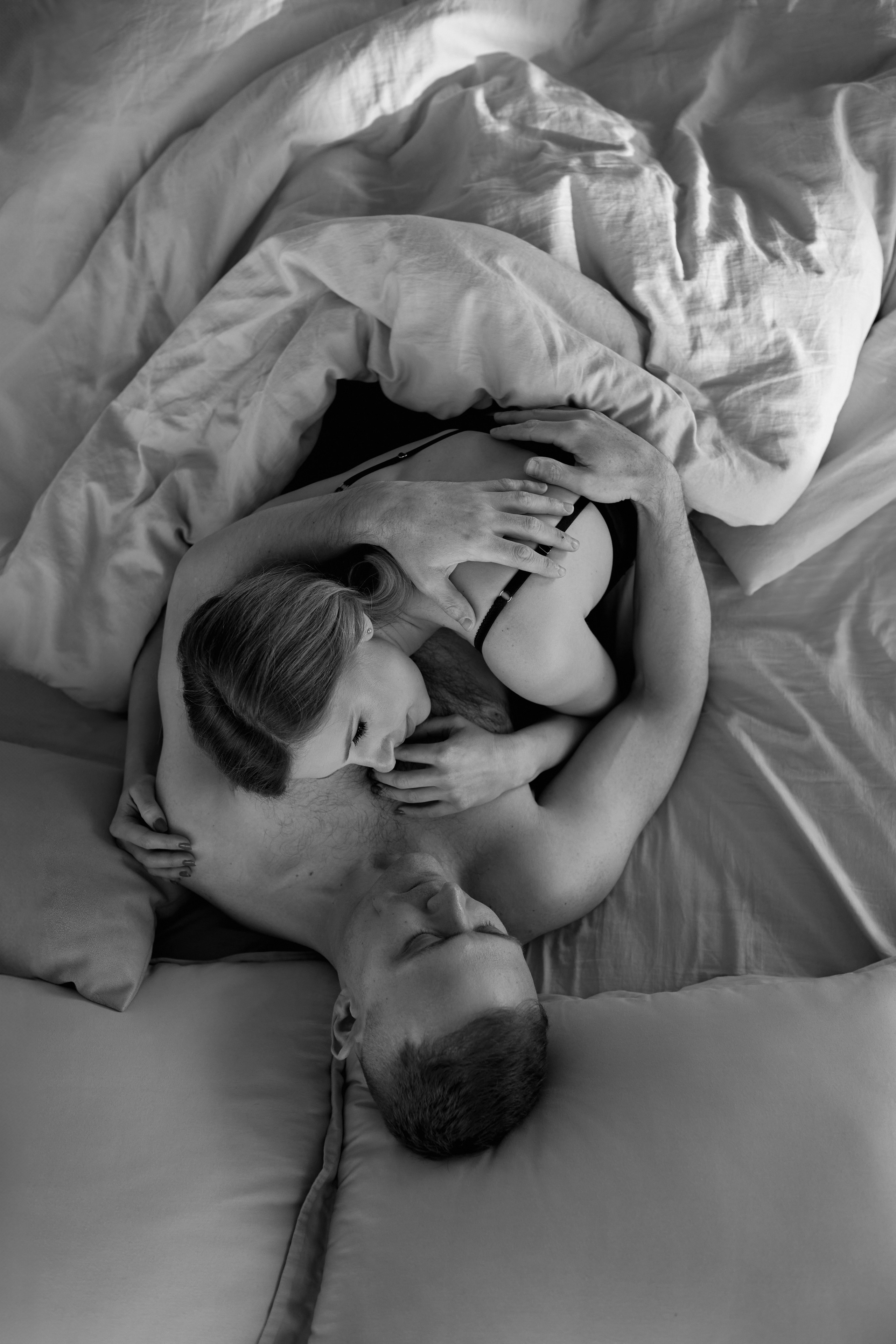 Парная фотосессия в студии с панорамными окнами. Сестры Карабаза. Фотографы и ретушеры в Москве и Санкт-Петербурге