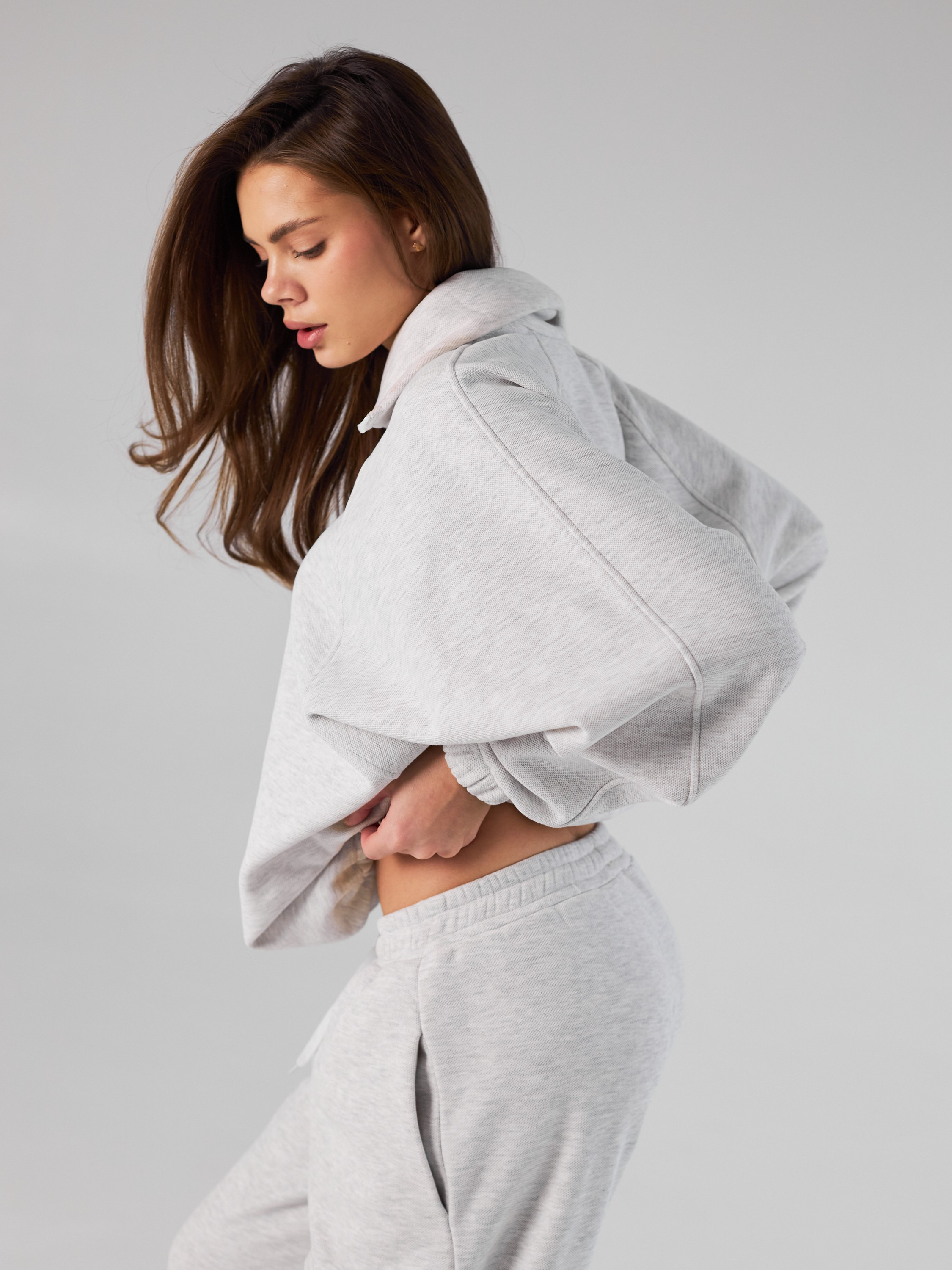 Фотосъемка оверсайз костюмов Екатеринбург Wildberries ВБ Ozon Озон спортивный костюм оверсайз фотосессия одежды Екб заказать цена фото товар. Фотограф Екатеринбург Анастасия Жерновская | Маркетплейсы и нейрофото