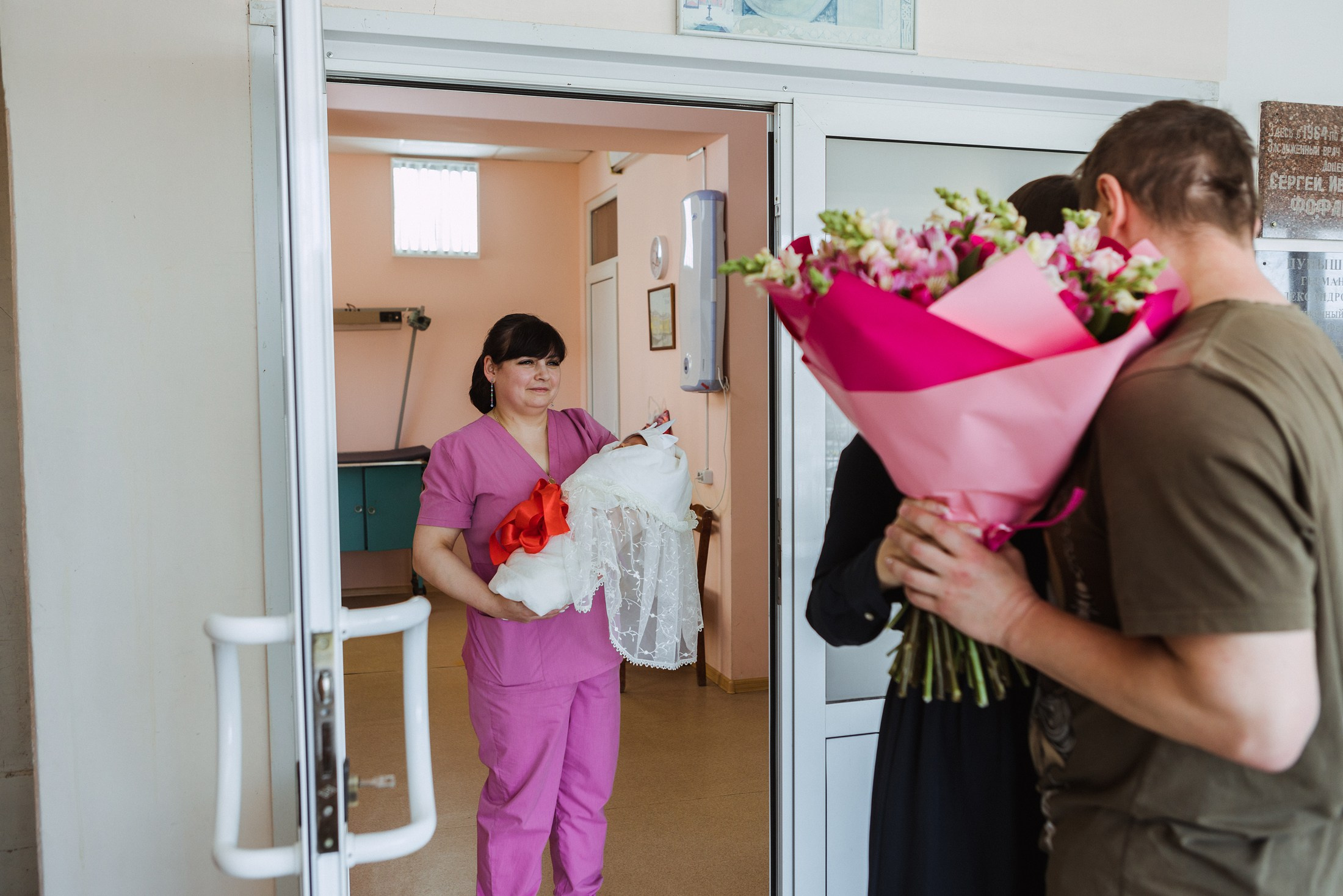 Выписка из Центрального роддома № 2. Фотографы в городе Волгограде — Людмила Агеева и Алексей Околелов