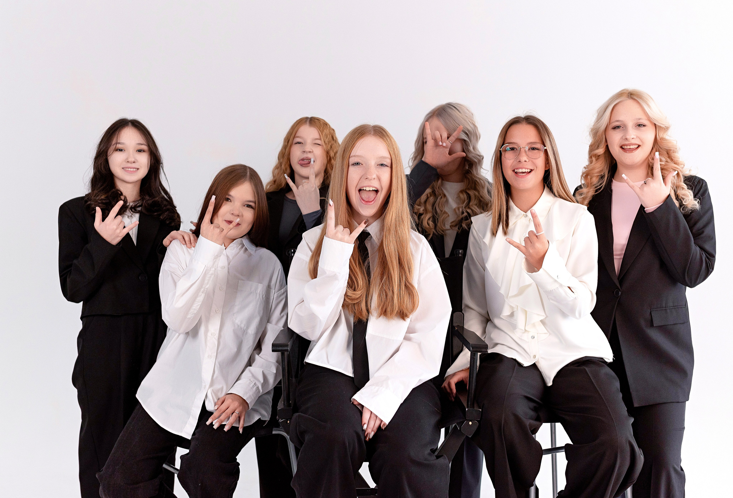 Фотосессия 9 класса в студии Circle для выпускных альбомов в Сургуте