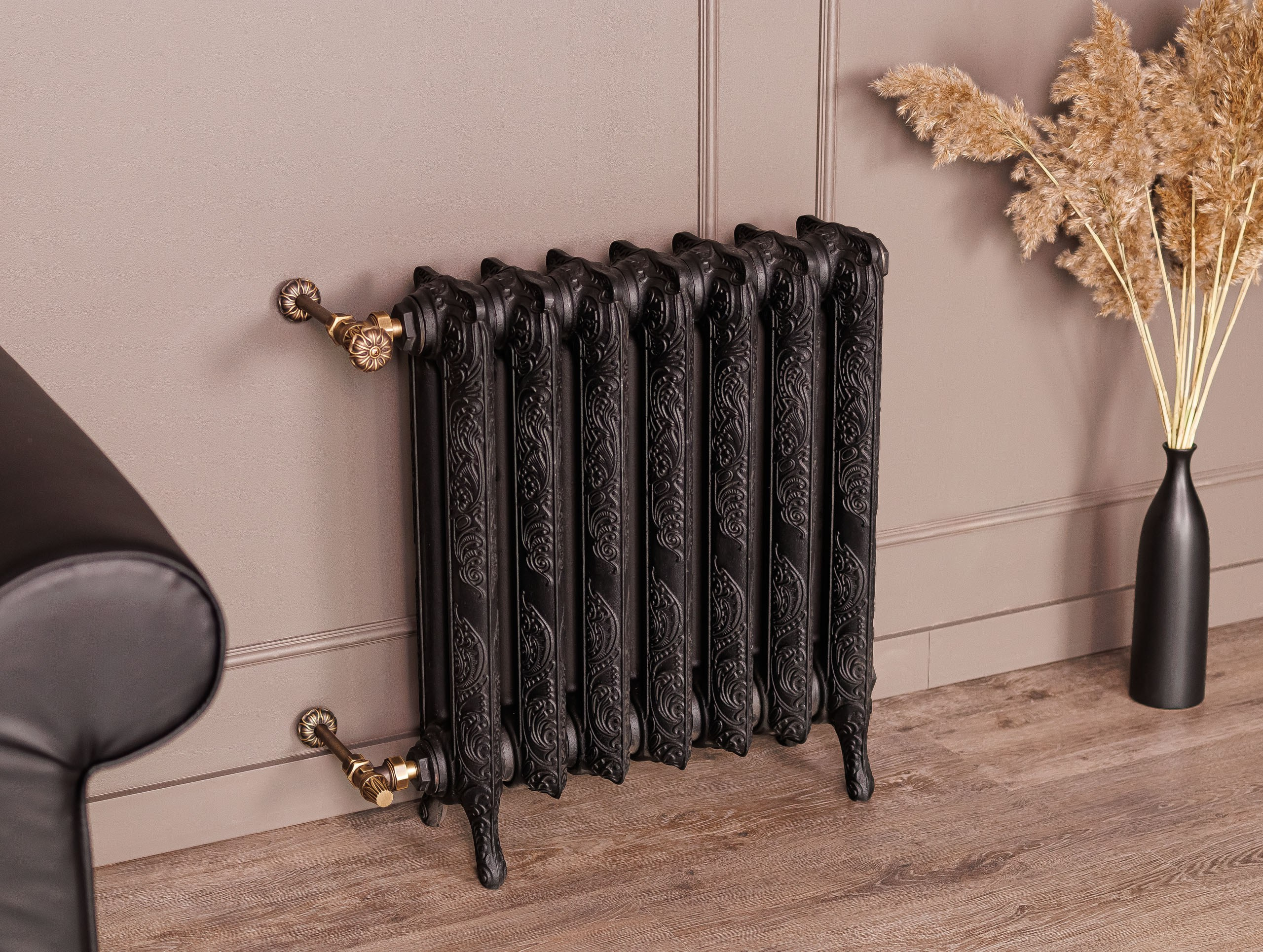 Предметные фотографии дизайнерских радиаторов отопления в стиле ретро