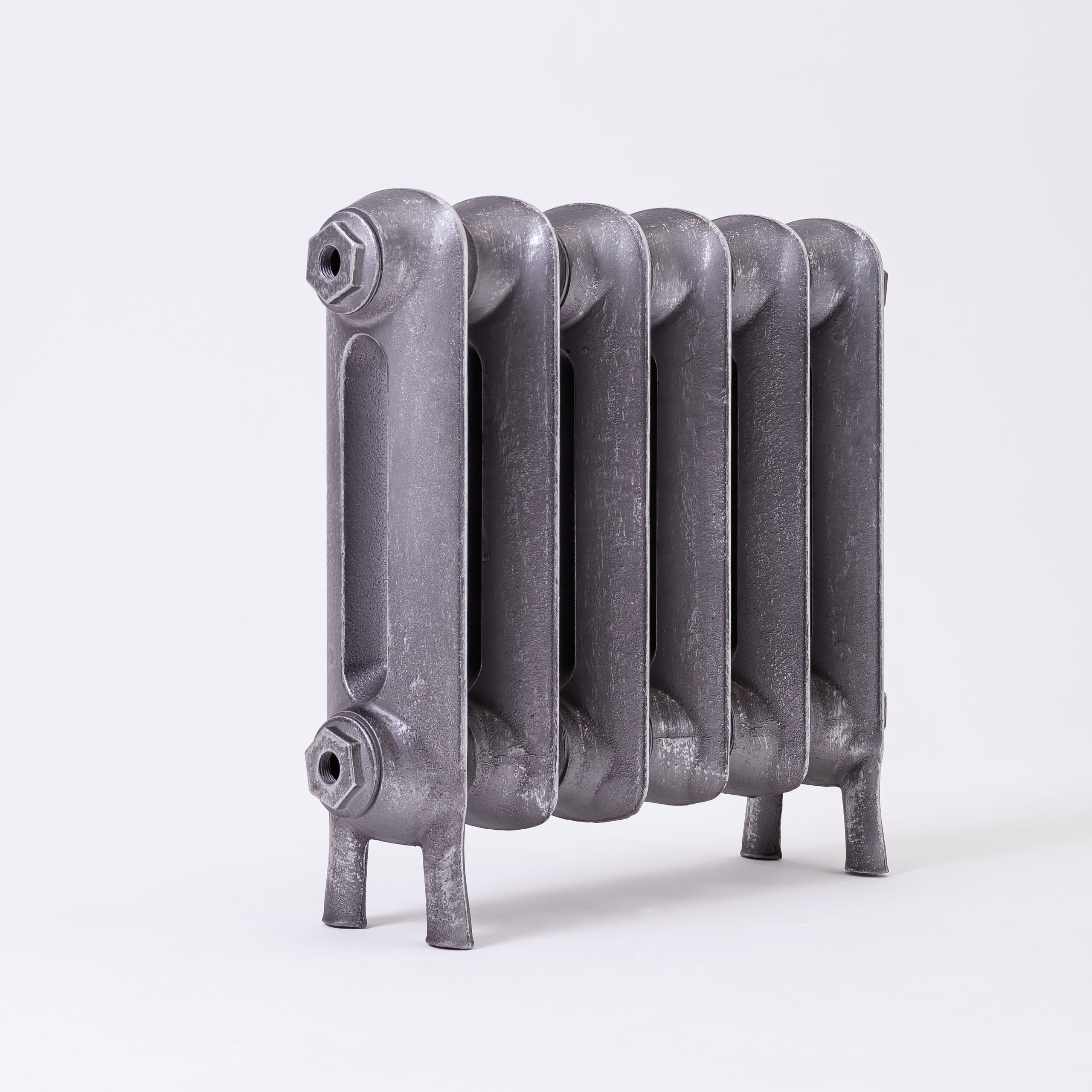 Предметные фотографии дизайнерских радиаторов отопления в стиле ретро