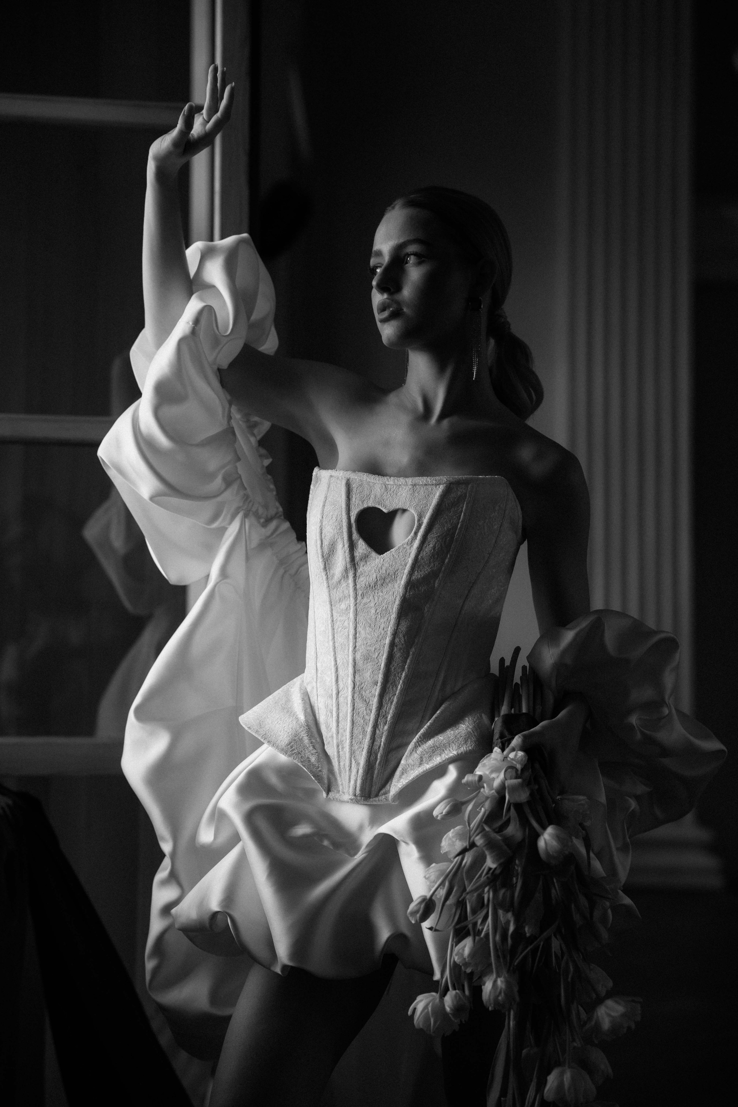 Счастливая пара позирует на свадебной фотосессии на фоне зеленой ткани в театре ,фэшн съемка ,топ 100 — свадебный фотограф Алена Межевова