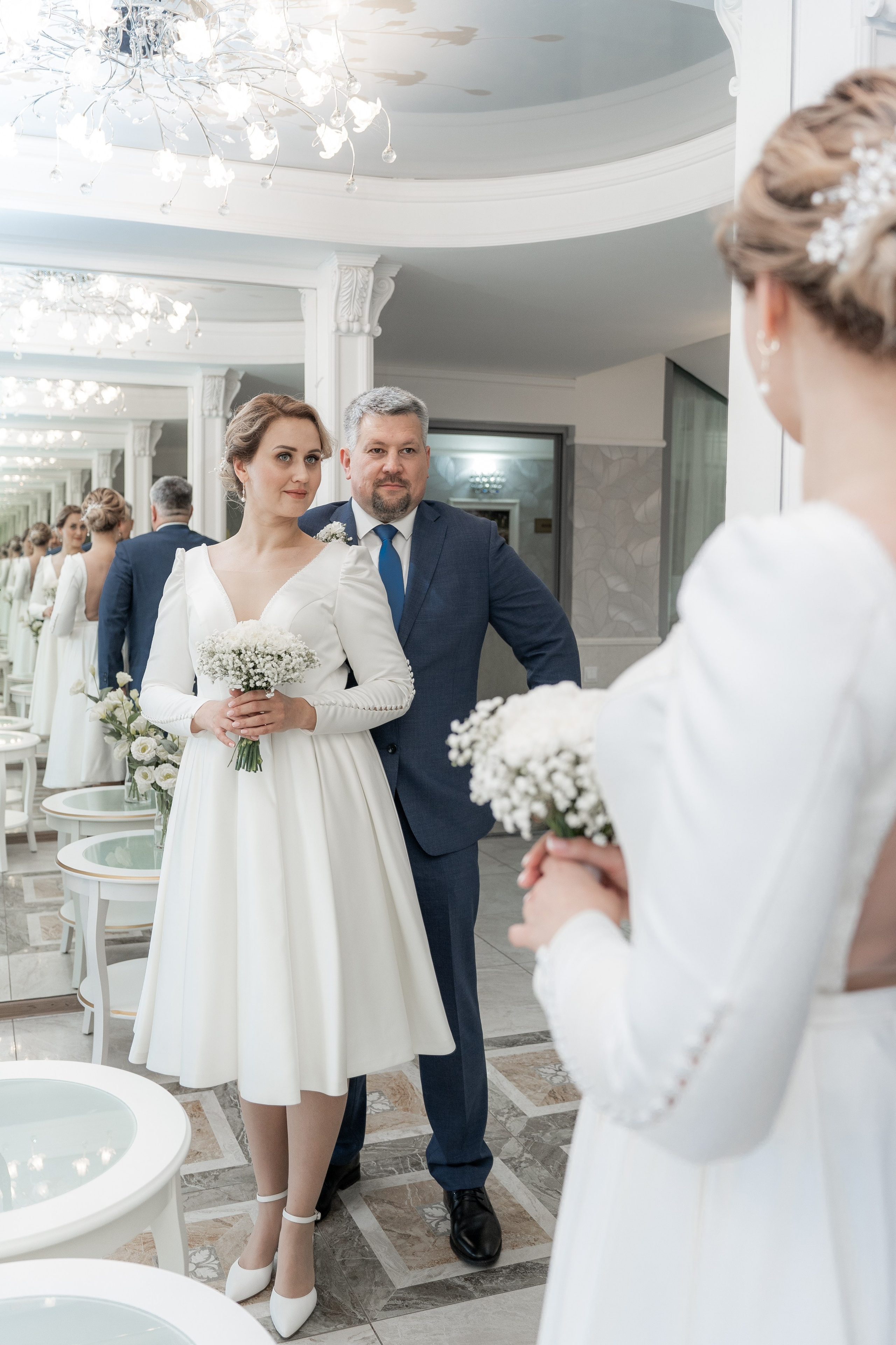 Фото в загсе Петергофа перед регистрацией 