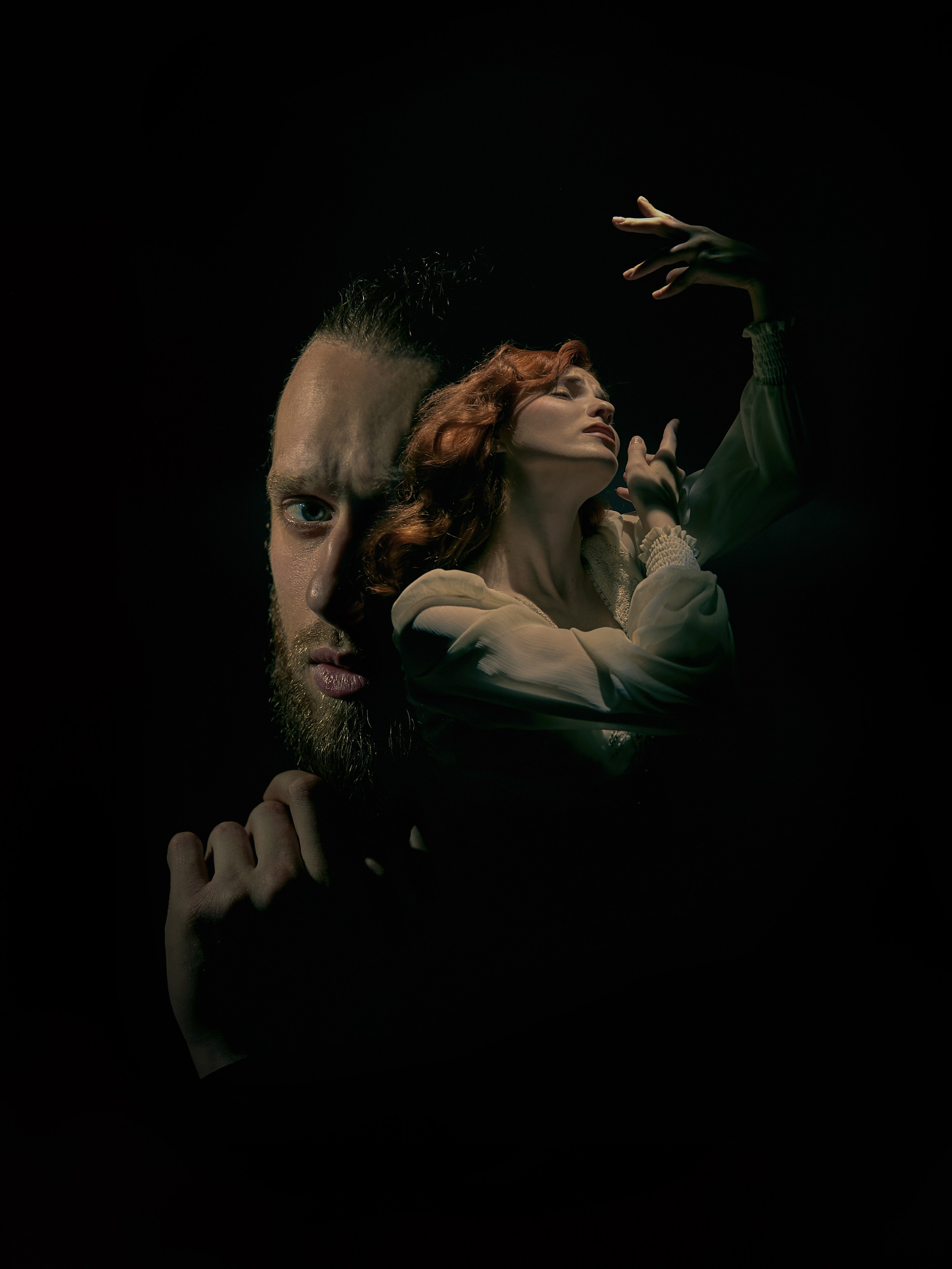 Мультиэкспозиция портрета парня и девушки на темном фоне