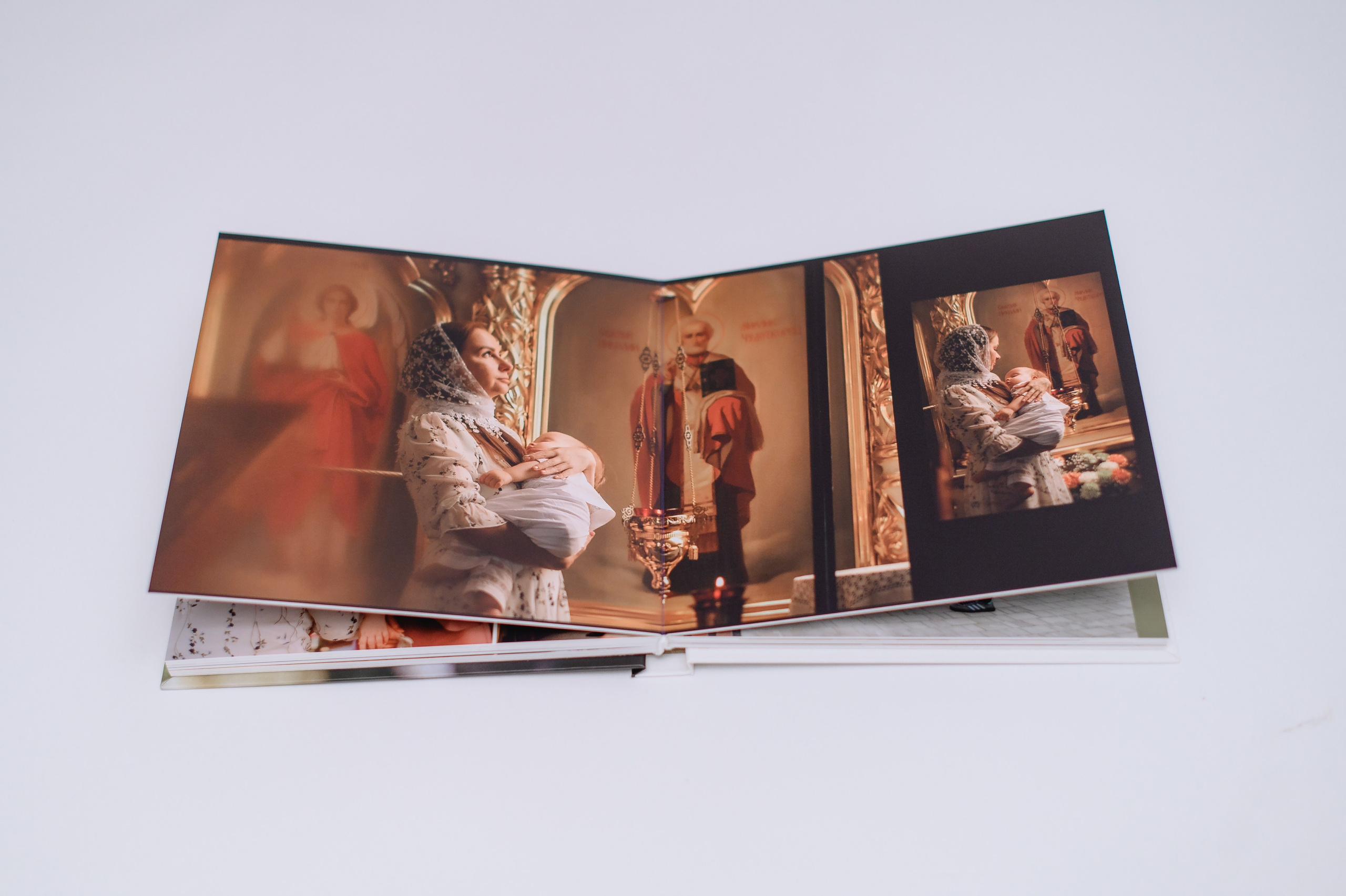 Таинство крещения. формат 20на20см. Плотные листы. Фотограф Котова Валентина