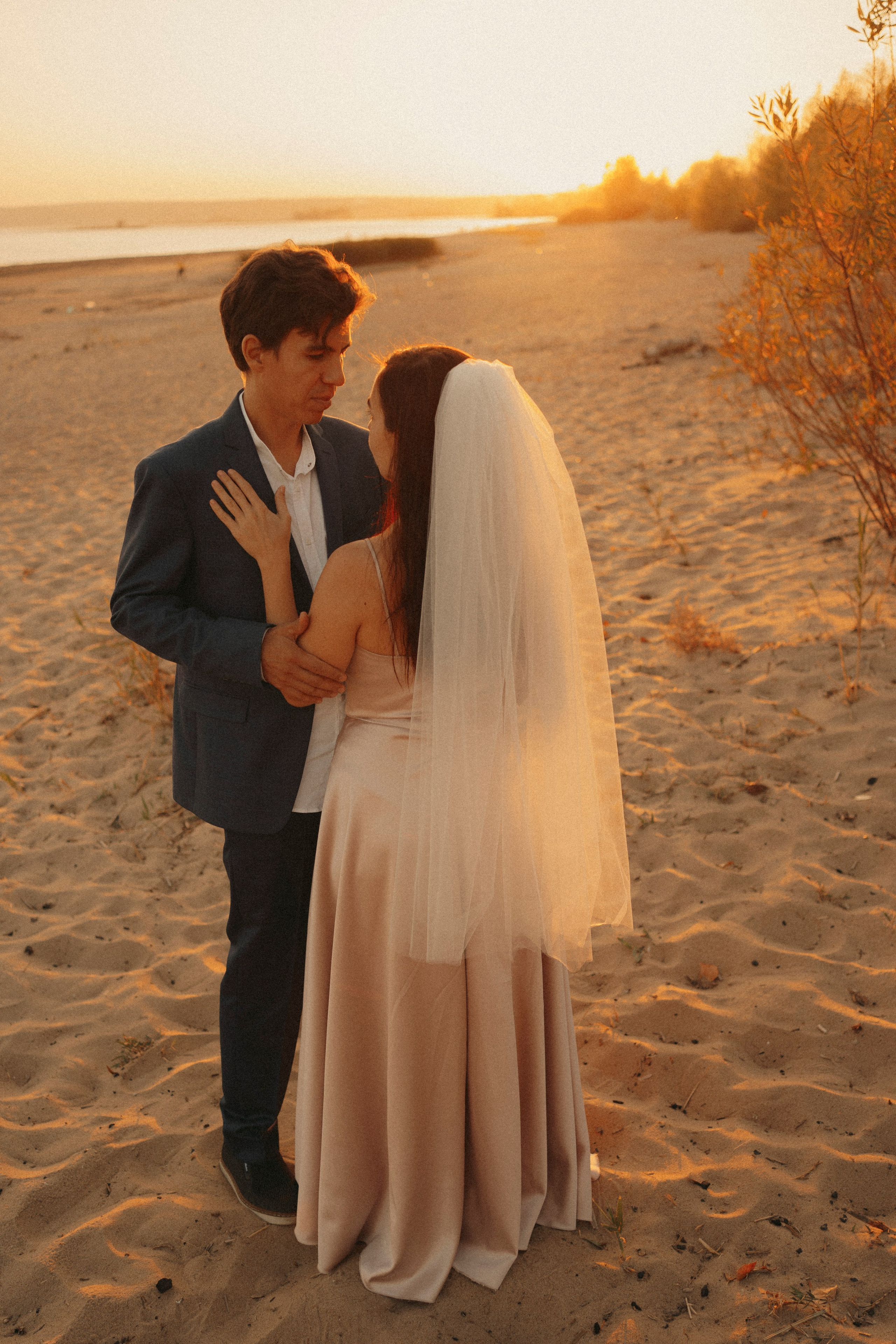 Love Story в свадебных нарядах на берегу реки. Портретный фотограф в Казани, Красной Поляне и Сочи Анна Кузнецова