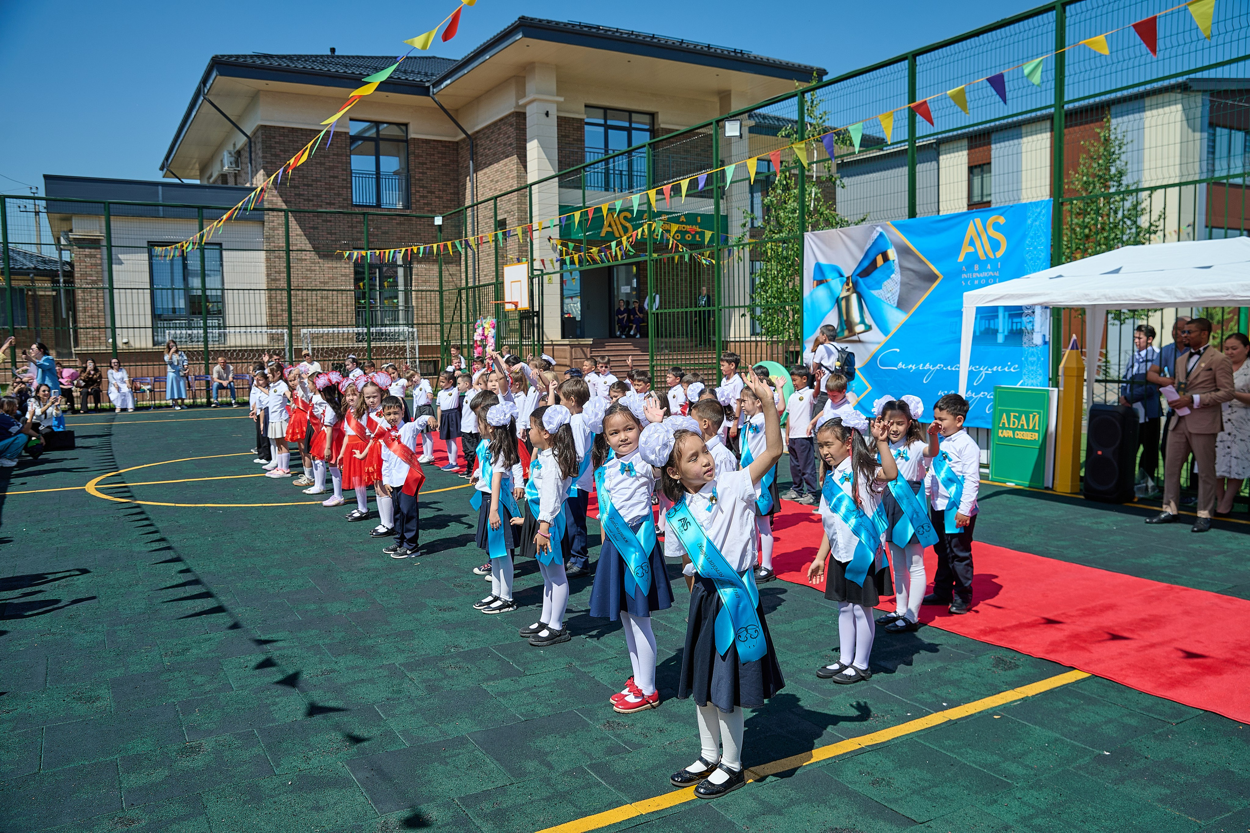 Линейка в школа Abai International school. Фотограф в Алматы Егор Поленов