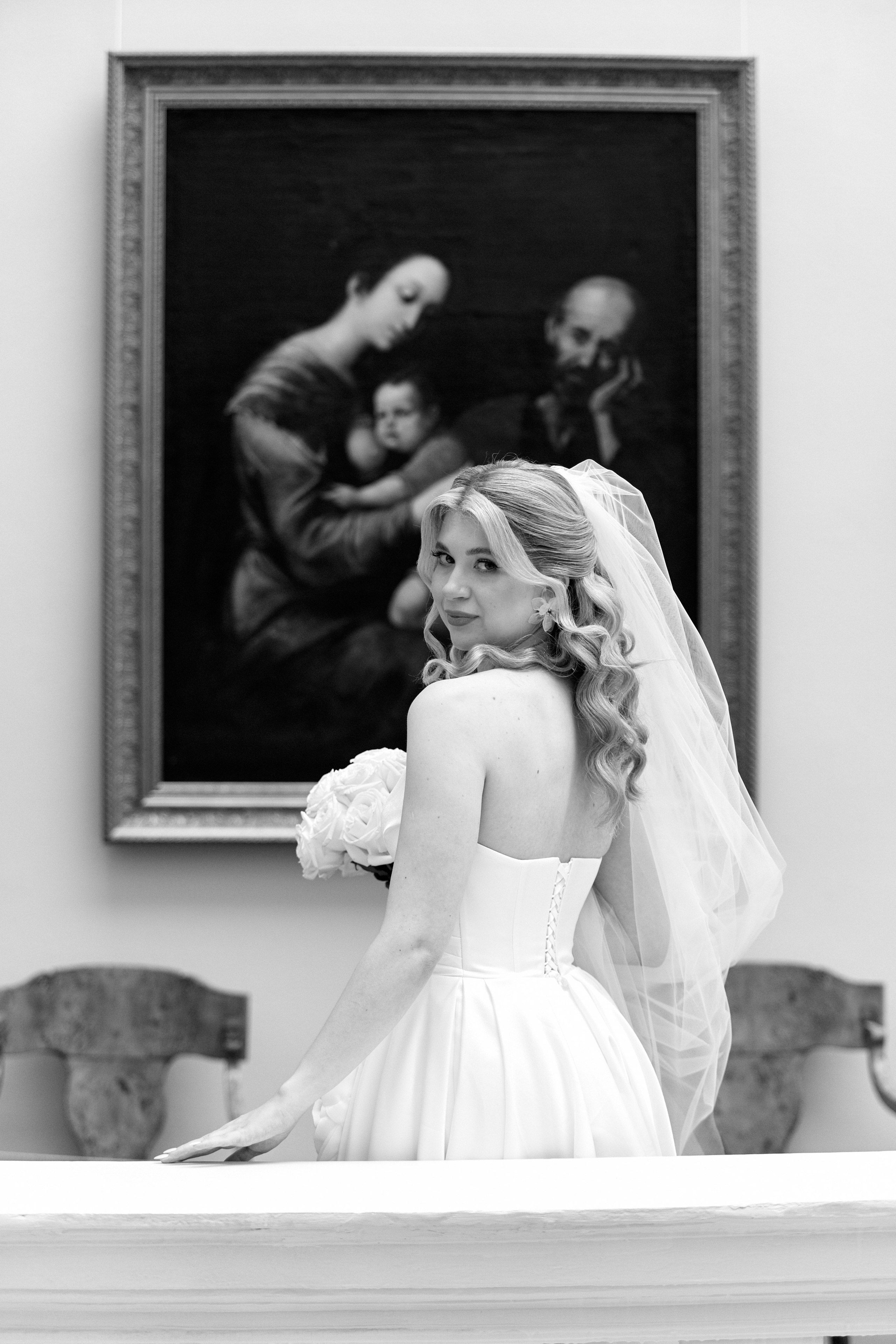 Невеста в свадебном платье на фоне старинной картины в Краеведческом музее Ульяновска. Фотограф Орешина Елена