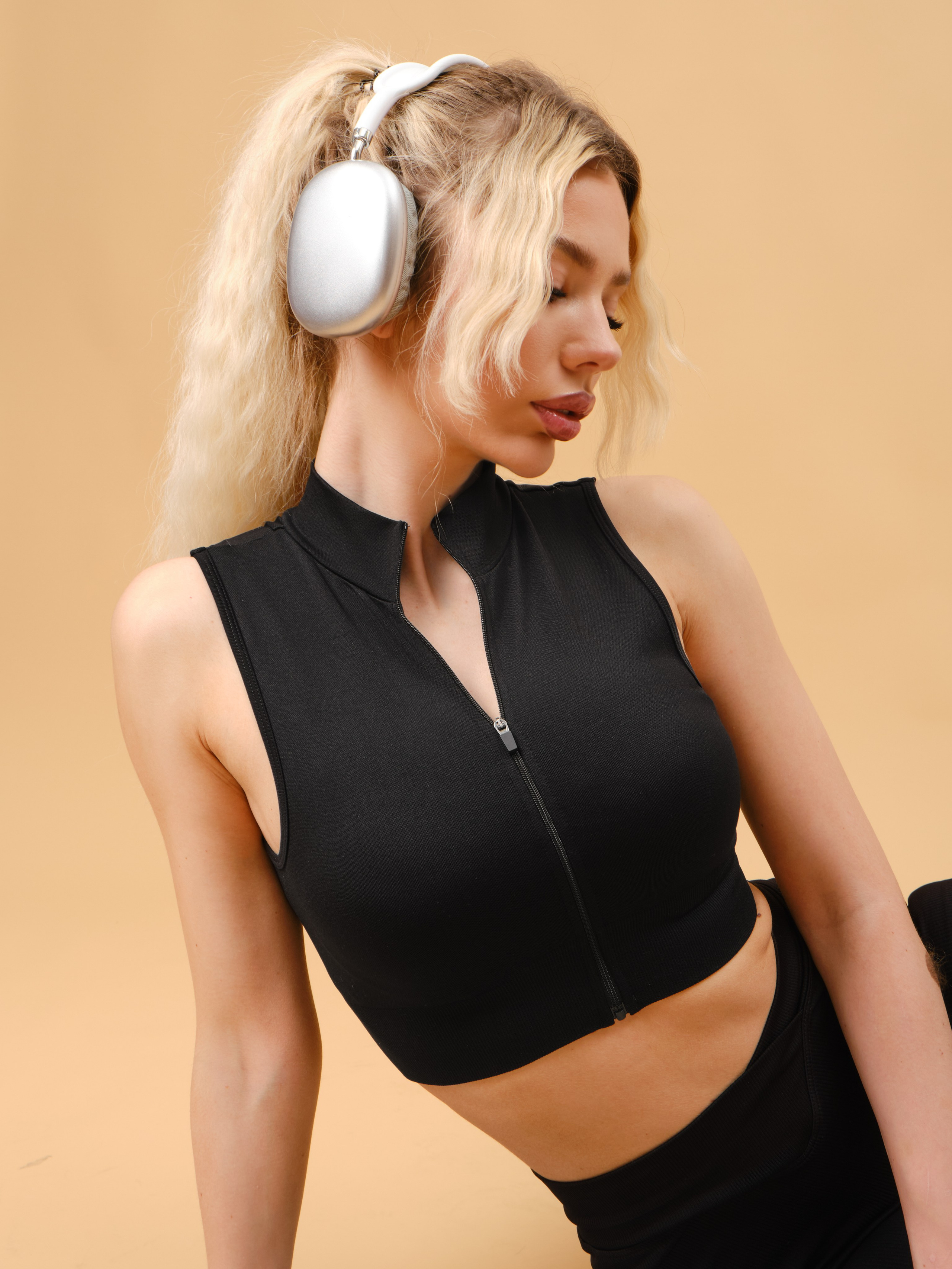 Спортивные костюмы (песочный фон). Фотостудия для Wildberries Ozon