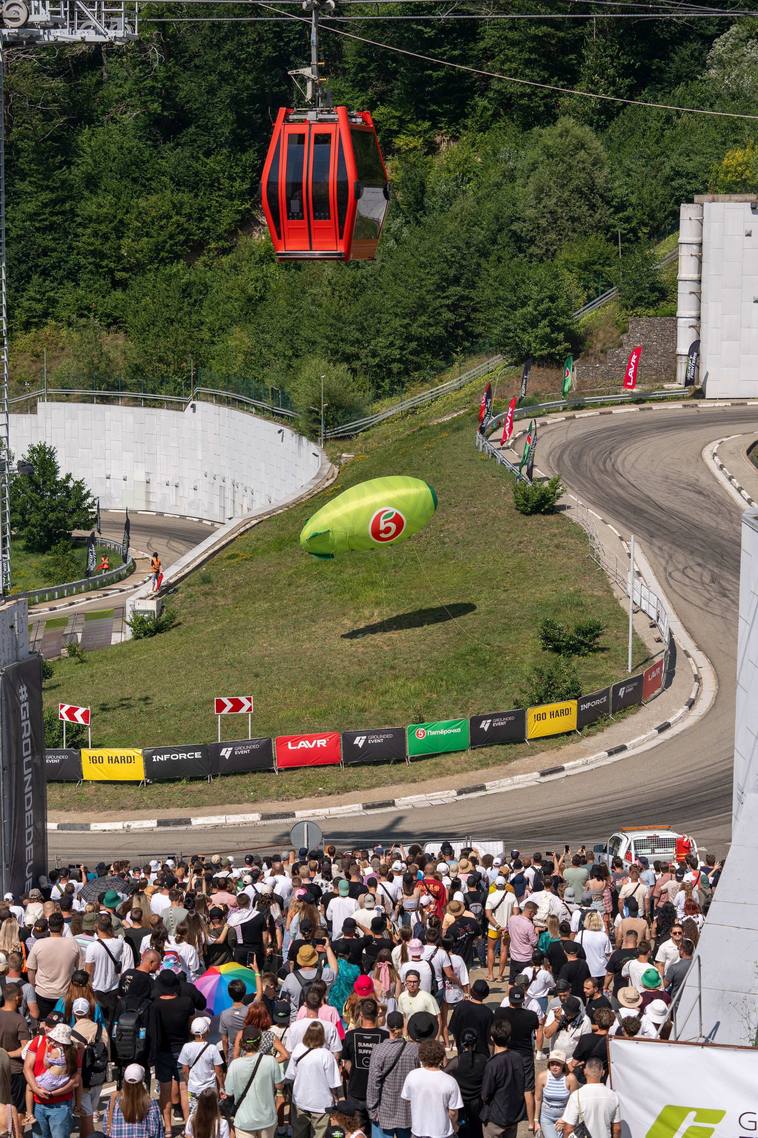 Фотоотчет партнеской интеграции для сети «Пятерочка» на фестивале «Grounded». Репортажный фотограф в Красной Поляне и Сочи Павлюченко Екатерина