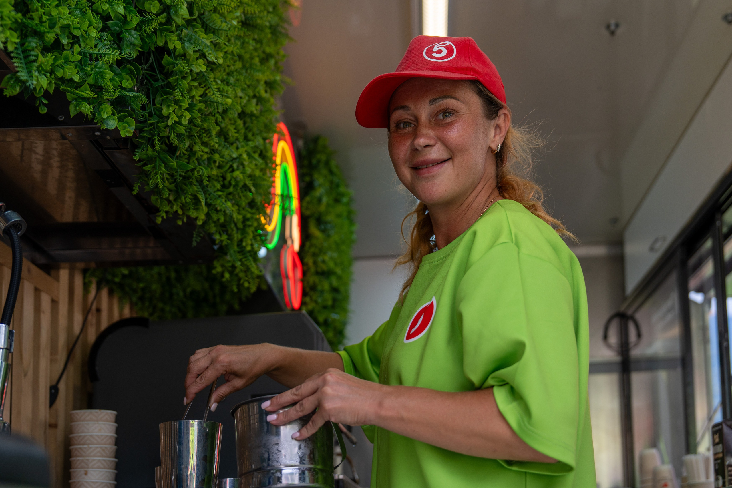 Фотоотчет партнеской интеграции для сети «Пятерочка» на фестивале «Grounded». Репортажный фотограф в Красной Поляне и Сочи Павлюченко Екатерина