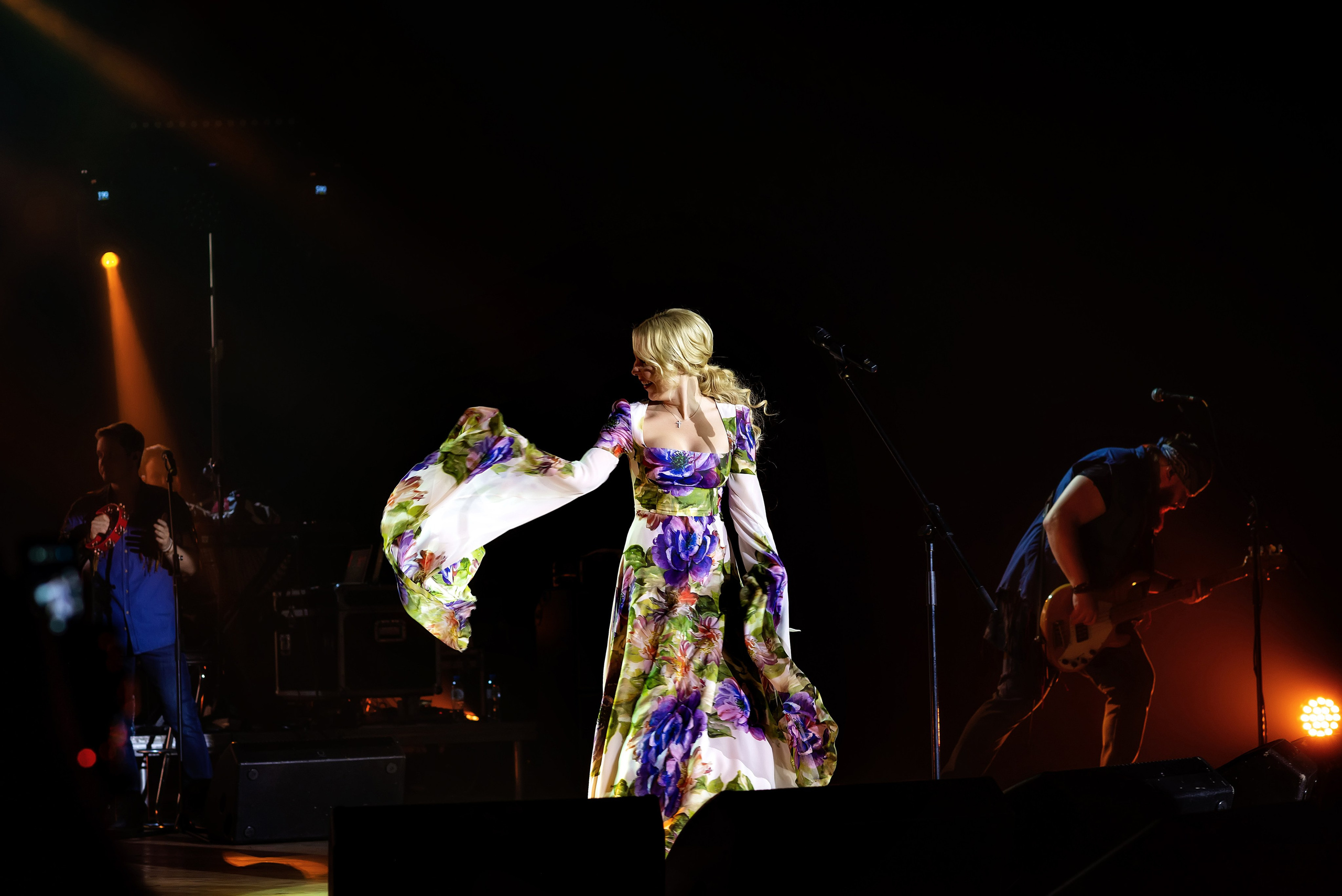 Концерт Пелагеи. Школьный, фэшн фотограф в Тюмени и в России Ирина Королева