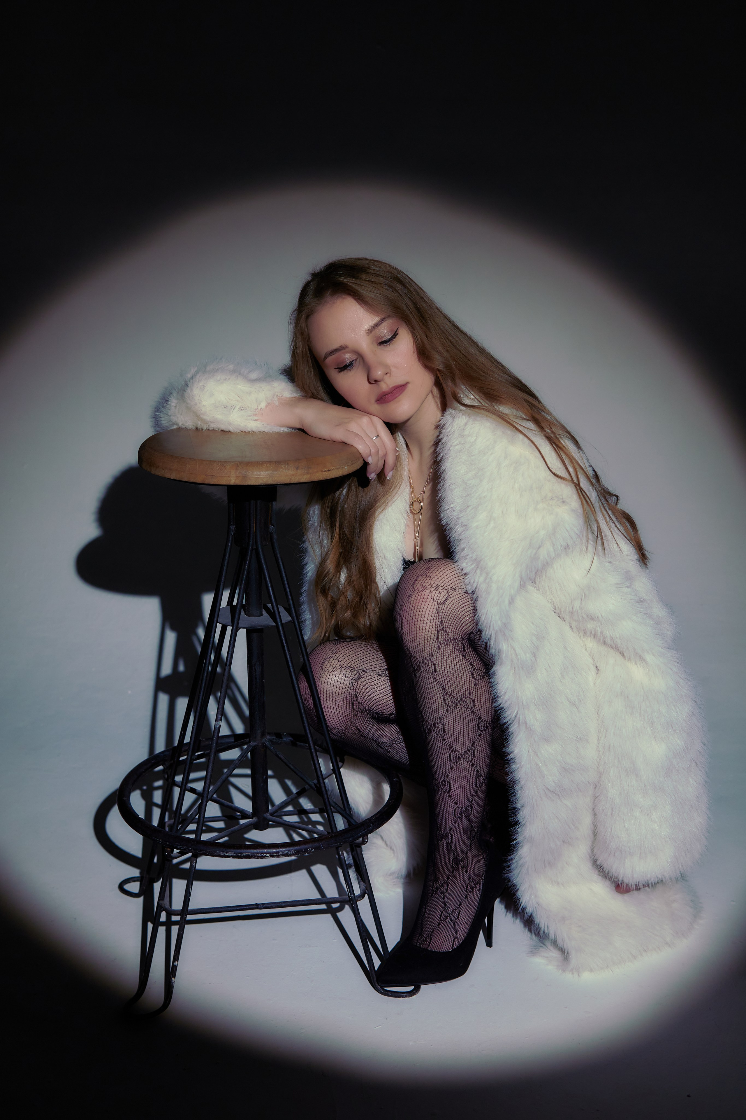 Стильная фотосессия в студии в шубе и белье. Фотограф Наталья Воронина Москва