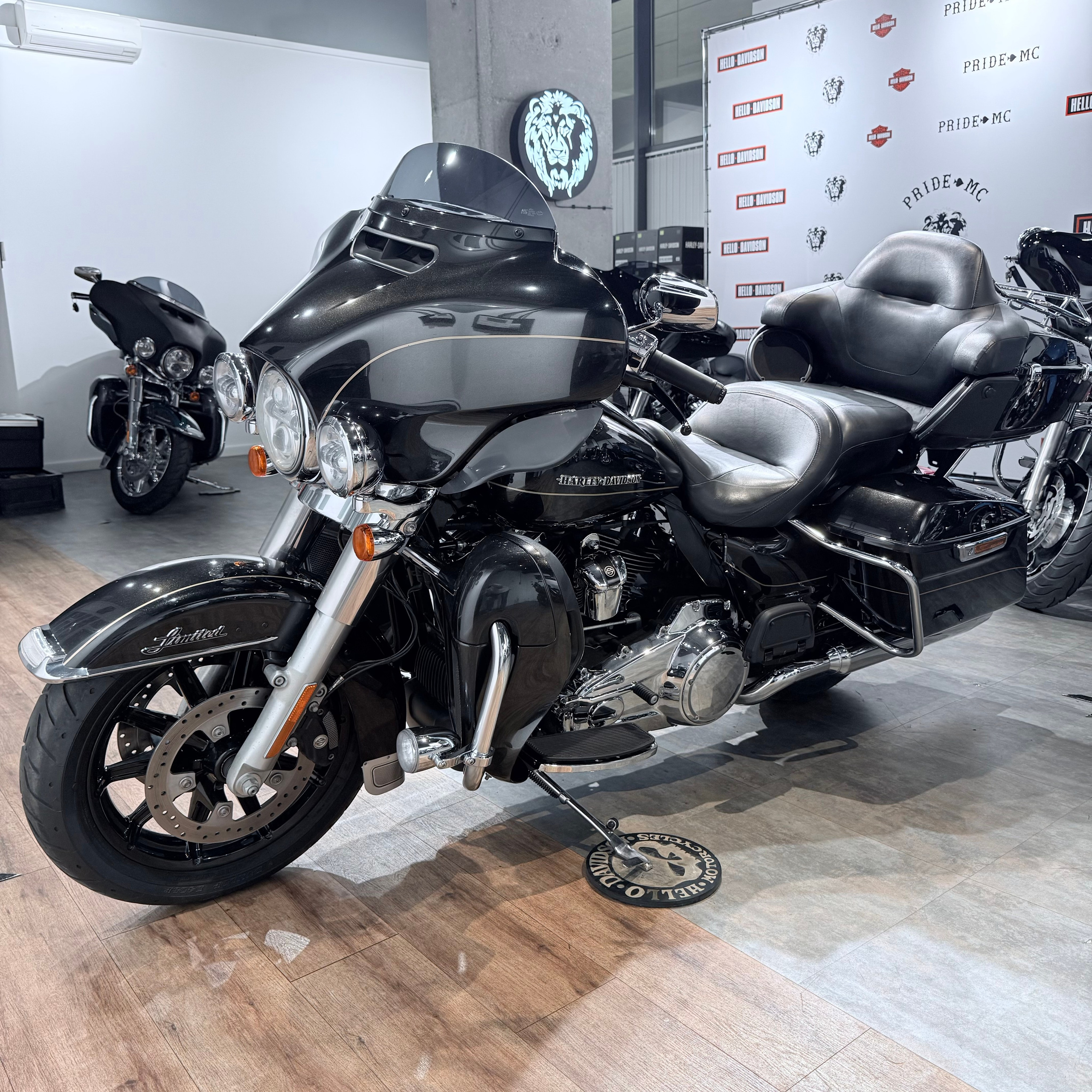 Купить Harley-Davidson 2017 Electra Glide Limited (Black Tempest) (Touring) — подробнее на сайте. Hello Davidson, Москва. Только хорошие мотоциклы…