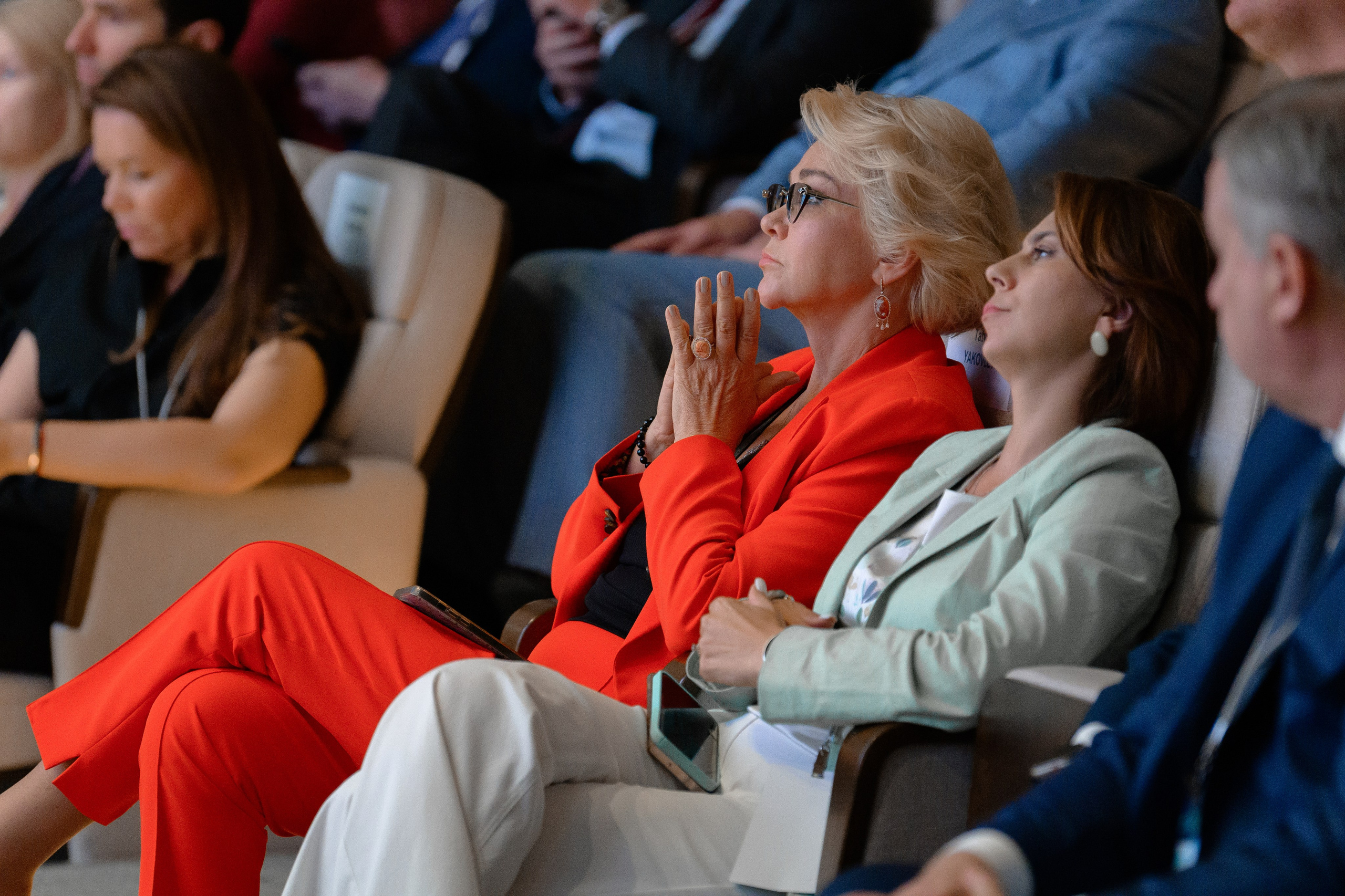 Выставки: Фотография с выставки, на которой посетители изучают представленные экспонаты. Скворцова Вероника. Татьяна Голикова. Михаил Мурашко. Единая Россия. Дума. Министр Здравоохранения. ФМБА. Правительство России. Фотография с форума, на которой участники активно участвуют в дискуссии. Форум здоровое общество